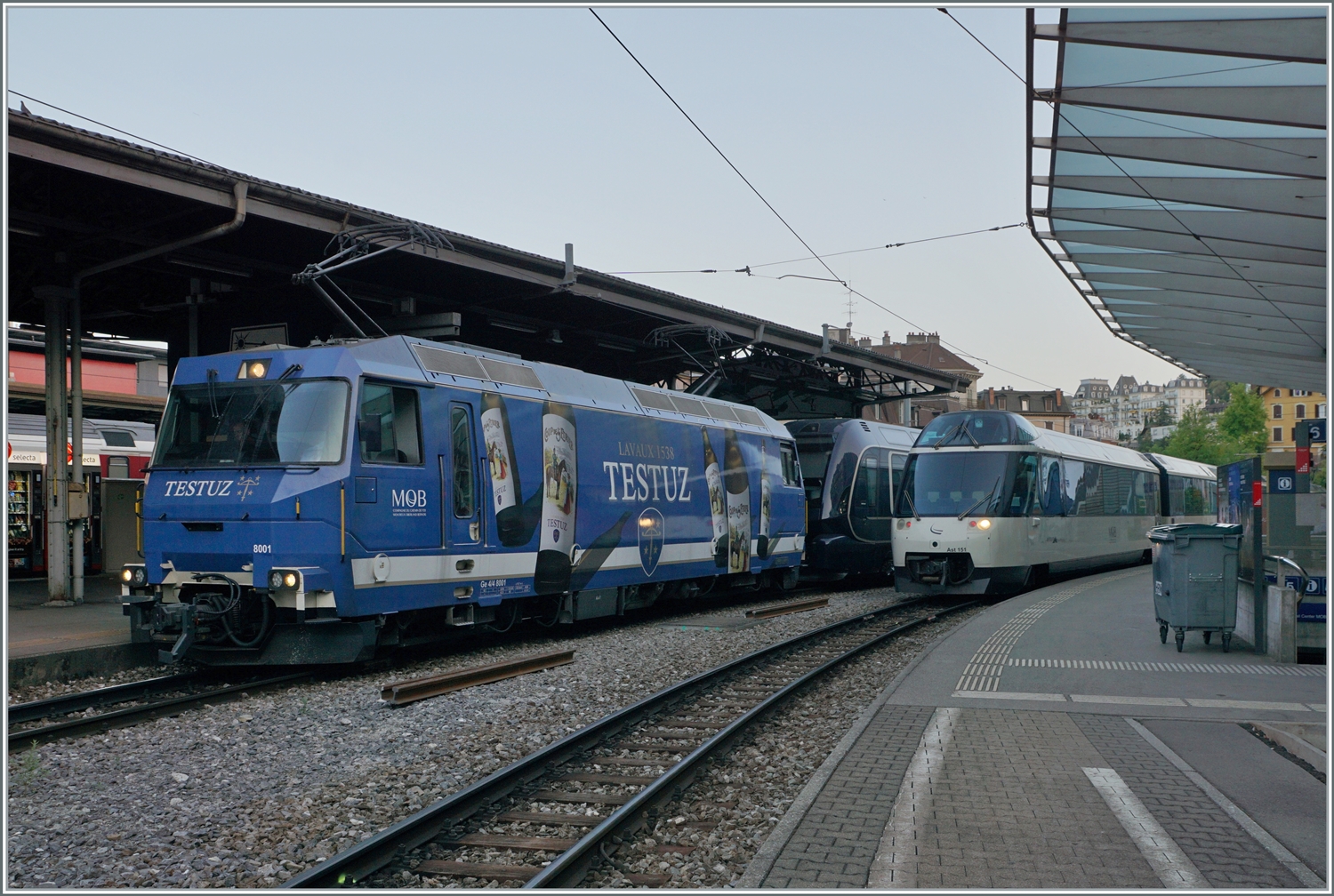 Die MOB Ge 4/4 8001 mit dem Golden Pass Express 4064 nach Interlaken Ost und daneben steht der Steuerwagen des mit dem ABe 4/4 9302  Alpina  in Montreux angekommen Zuges.

24. August 2023