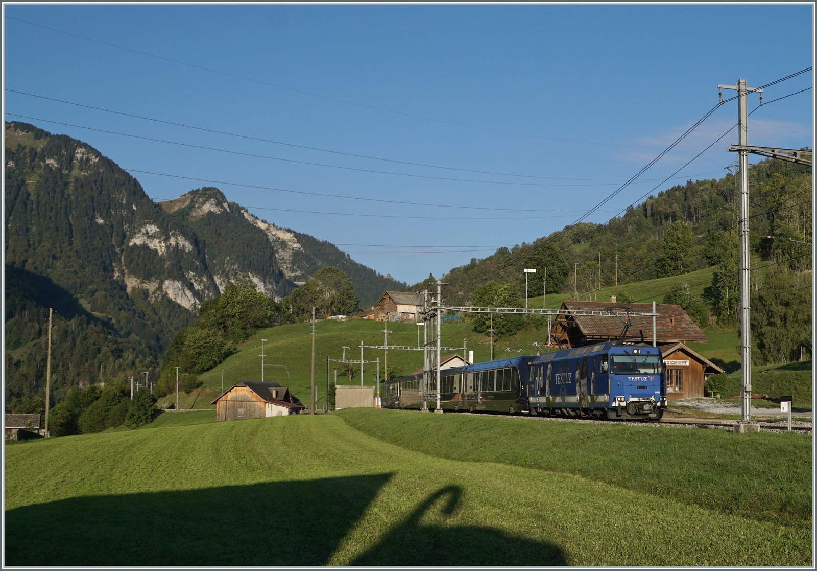 Die MOB Ge 4/4 8001 fährt mit ihrem GoldenPass Express GPX 4064 von Montreux nach Interlaken Ost in Rossinière auf Gleis 3 durch.

29. Sept. 2023