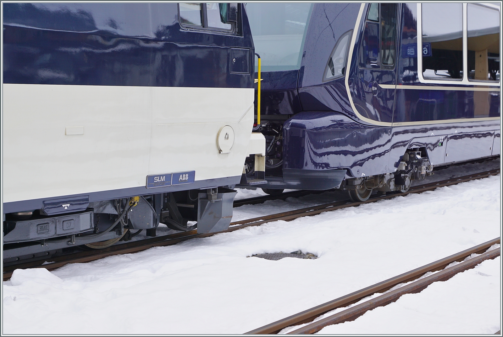 Die MOB Ge 4/4 8002 hat den GPX Interlaken Ost - Montreux im Bahnhof von Zweisimmen übernommen; dies erwähnte ich ja bereits beim vorhergehenden Bild, dieses Bild hier zeigt ein faszinierendes Detail: die Ge 4/4 steht auf den Schmalspurgleisen, die Wagen aber (noch) auf den Normalspurgleisen.

15. Dezember 2022