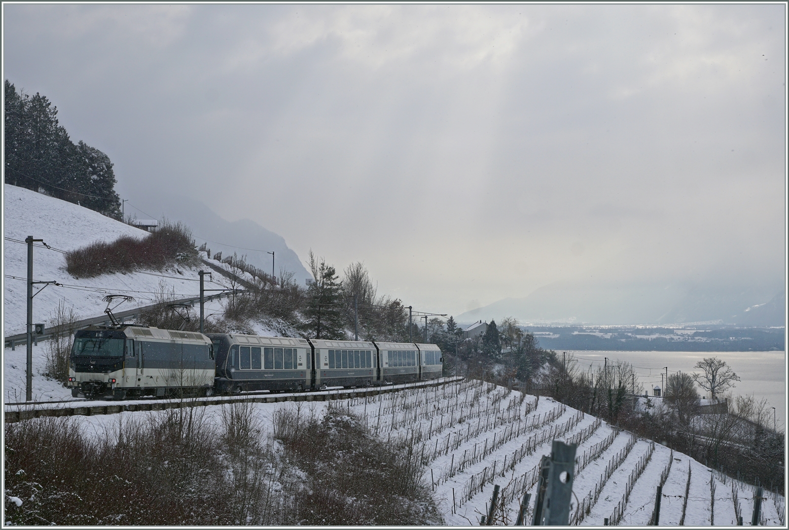Die MOB Ge 4/4 8002 hat mit dem GPX 4065 Planchamp hinter sich gelassen und wird in Kürze Montreux erreichen, rechts im Bild ist bereits ein Stück vom Genfer See zu erkennen. 

22. Januar 2022
