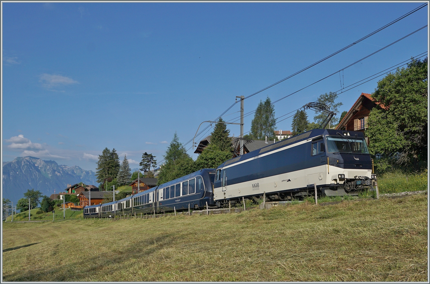 Die MOB Ge 4/4 8002 ist mit ihrem GPX bei Les Avants auf dem Weg in Richtung Interlaken Ost, wobei ab Zweisimmen eine BLS Re 465 den Umspurzug übernehmen wird. 

28. Juni 2024

