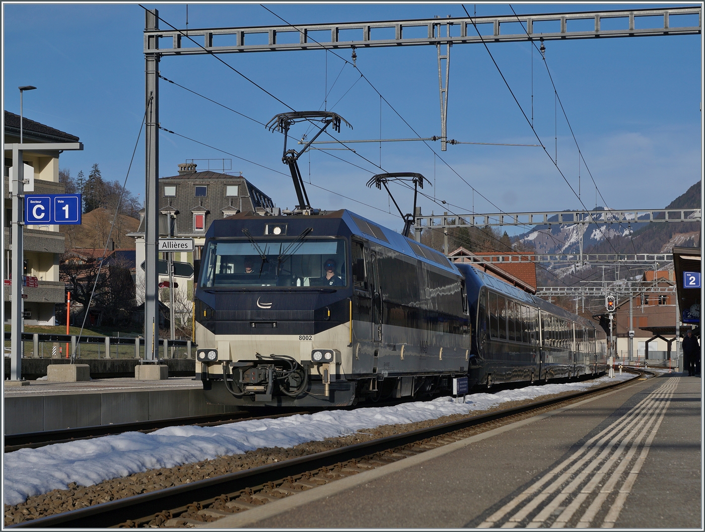 Die MOB Ge 4/4 8002 mit ihrem Golden Pass Express (GPX) beim Halt in Montbovon.

20. Jan. 2026