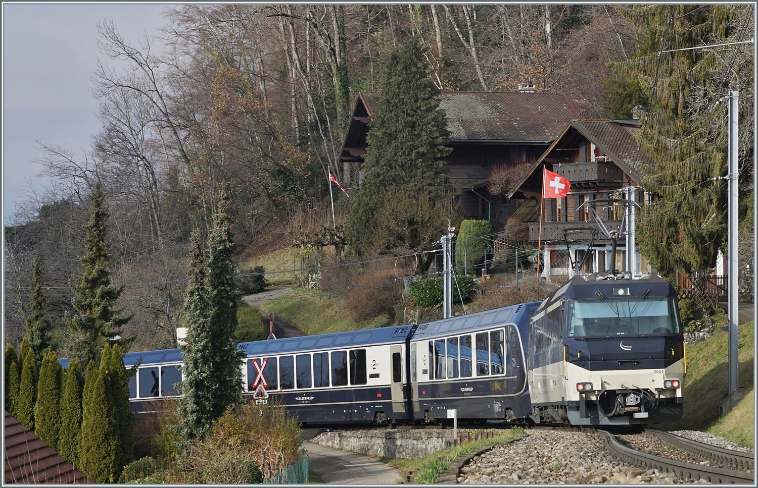 Die MOB Ge 4/4 8004 ist mit ihrem GolenPass Express GPX 4065 von Interlaken Ost nach Montreux bei Chernex unterwegs und somit schon fast am Ziel der Fahrt.

17. Dezember 2023
