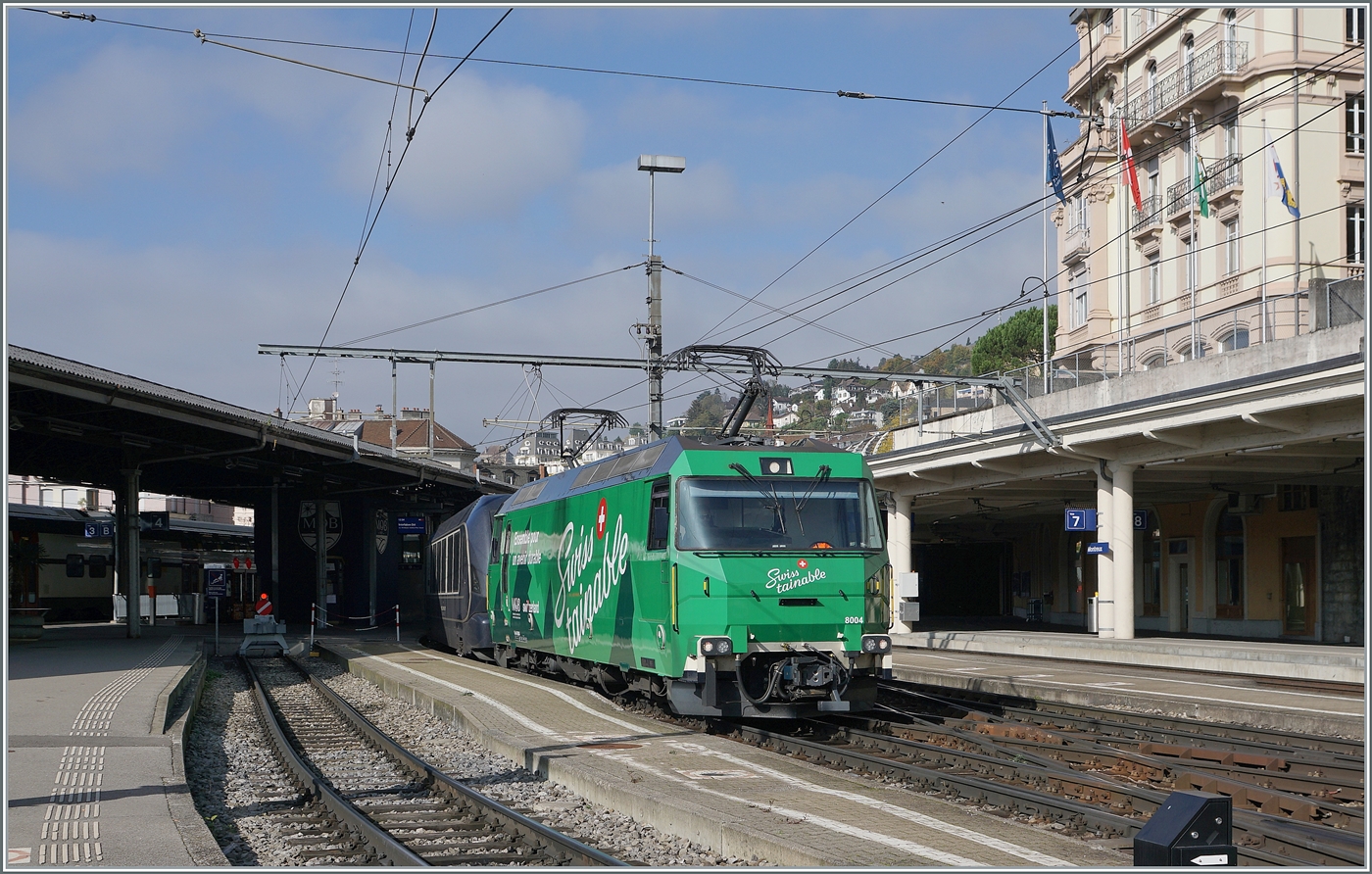 Die MOB Ge 4/4 8004  Swisstainable  wartet mit ihrem GoldenPass Express in Montreux auf die Abfahrt. 

30. Okt. 2024