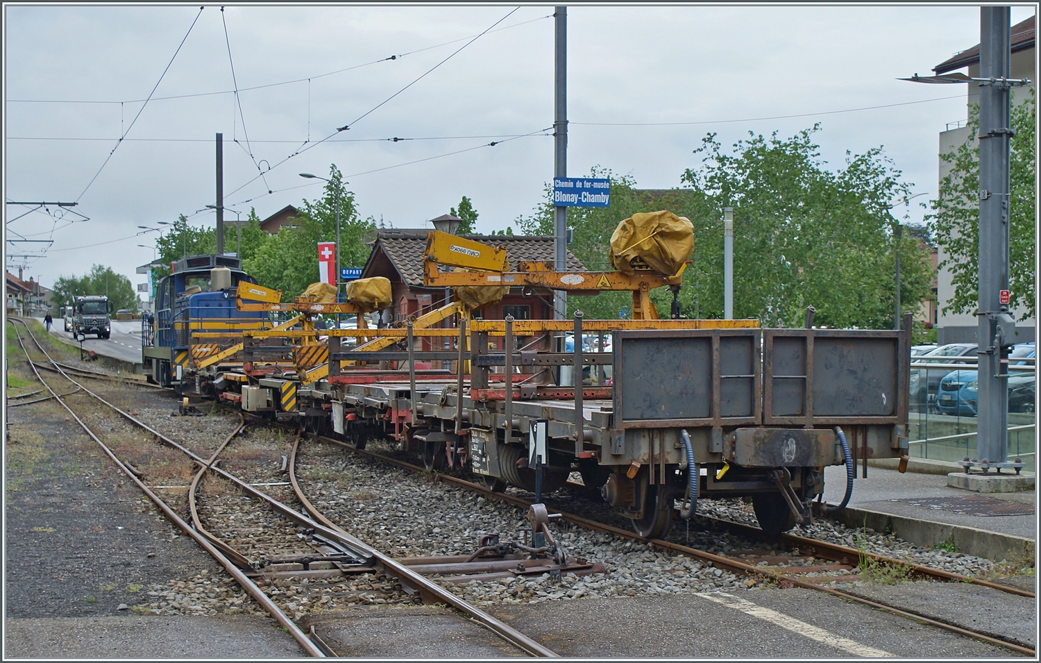 Die MOB Gm 4/4 2004  Albeuve  wartet mit einigen Dienst-Güterwagen in Bloany auf die Abfahrt nach Chamby. 

 11. Mai 2023