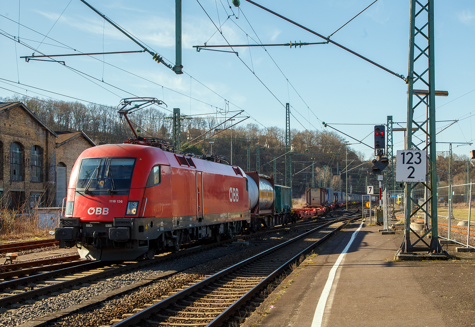 Die BB 1116 136 (91 81 1116 136-3 A-BB) fhrt am 02.03.2023 mit einem KLV-Zug durch Betzdorf (Sieg) in Richtung Siegen.

Der Taurus II, eine elektrische Universallokomotive vom Typ SIEMENS ES64U2  wurde 2003 von Siemens unter der Fabriknummer 20857 gebaut und an die BB (sterreichische Bundesbahnen) als 1116 136-1 geliefert. Sie hat die Zulassungen fr sterreich und Deutschland.
