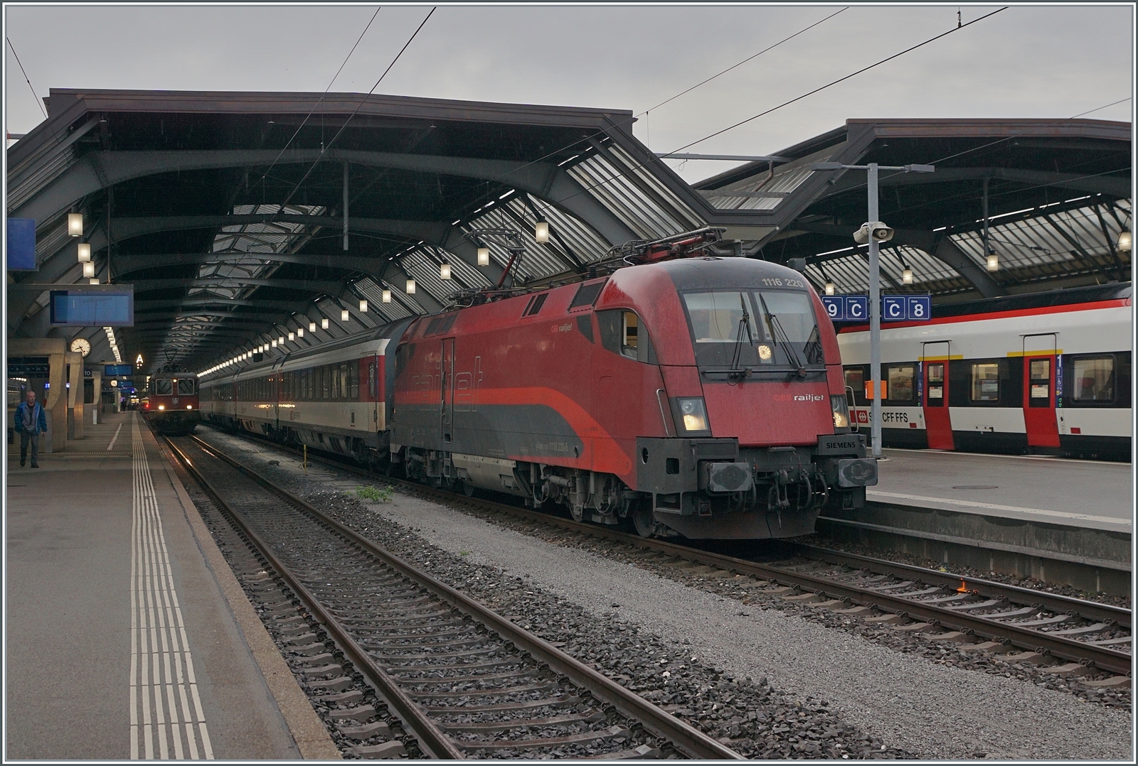 Die ÖBB 1116 220 stellt in Zürich den  Transalpin  19793 nach Graz bereit. Zwar sind ÖBB Lokomotiven in Zürich HB keine Seltenheit, aber sei kommen jeweils mit RJ-Garnituren nach Zürich. Eine ÖBB 1116 vor SBB Wagen hingegen stellt schon die Ausnahme dar. Dies dürfte damit zusammen hängen, dass der Zug hat infolge Bauarbeiten den ungewohnten Laufweg Zürich - Bregenz - München - Salzburg - Schwarzach St. Veit Bischofshofen - Leoben - Graz hat. Der EC Transalpin wird 12 Stunden und 59 Minuten unterwegs sein.

19. Okt. 2023