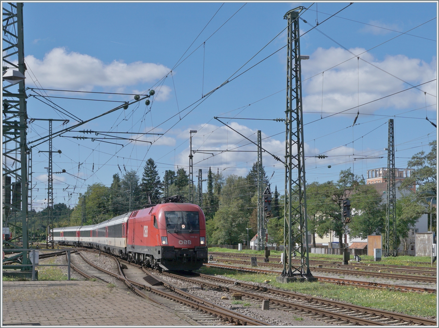 Die ÖBB 1116 273 erreicht mit ihrem EC von Stuttgart nach Zürich den Bahnhof Singen. 

19. Sept. 2022

