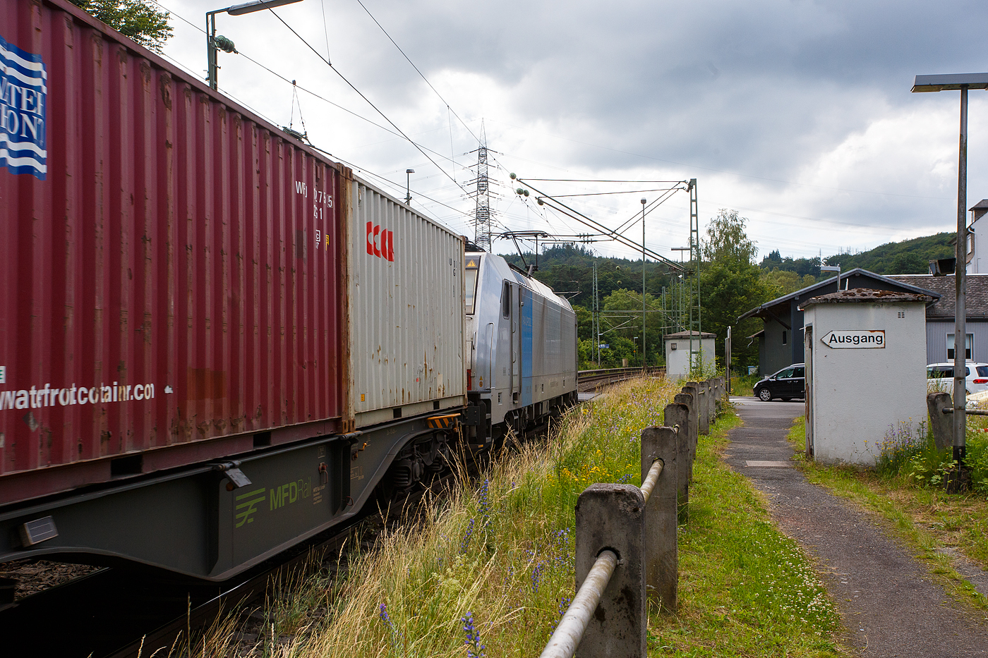 Die RAILPOOL 186 506 (91 80 6186 506-2 D-Rpool) fhrt am 22 Juni 2024 mit einem KLV-Zug durch den Bahnhof Scheuerfeld (Sieg) in Richtung Kln.

Die Bombardier TRAXX F140 MS(2E) wurde 2018 von Bombardier in Kassel unter der Fabriknummer 35555 gebaut und an die Railpool ausgeliefert. Die Multisystemlokomotive hat die Zulassungen bzw. besitzt die Lnderpakete fr Deutschland, sterreich, Schweiz, Italien, Belgien und die Niederland (D/A/CH/I/B/NL).
