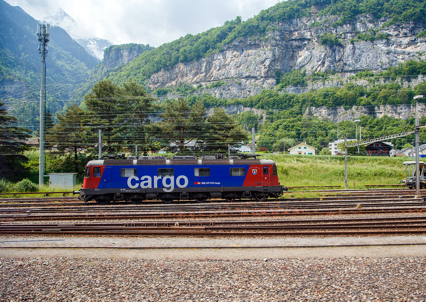 Die Re 620 021-6 “Taverne-Torricella“ (91 85 4620 021-6 CH-SBBC) der SBB Cargo AG, ex SBB Re 6/6 – 11621, ist am 28.05.2023 beim Bahnhof St-Maurice abgestellt, aufgenommen aus dem Zug heraus.

Die Re 6/6 wurde 1976 von der SLM in Winterthur (Schweizerische Lokomotiv- und Maschinenfabrik) unter der Fabriknummer 5008 gebaut, der elektrische Teil ist von BBC. Führerstands-Klimaanlagen wurden nachträglich eingebaut.