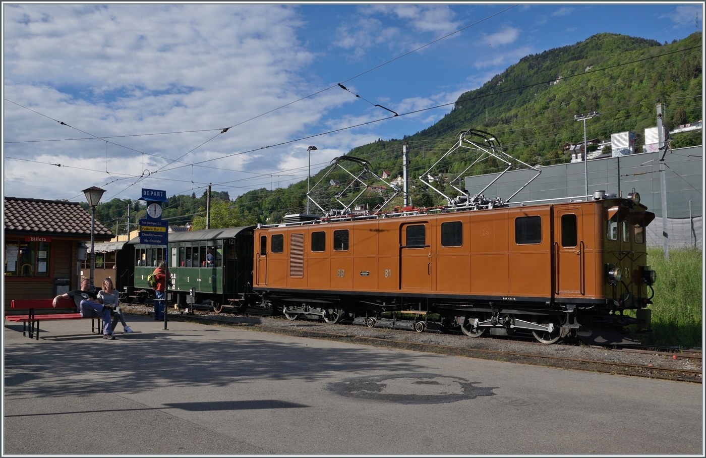 Die RhB Ge 4/4 81 de Blonay-Chamby Bahn wartet in Blonay auf den Gegenzug damit sie mit ihrem Riviera Belle Epoque Express nach Chaulin weiter fahren kann. 

19. Mai 2024 