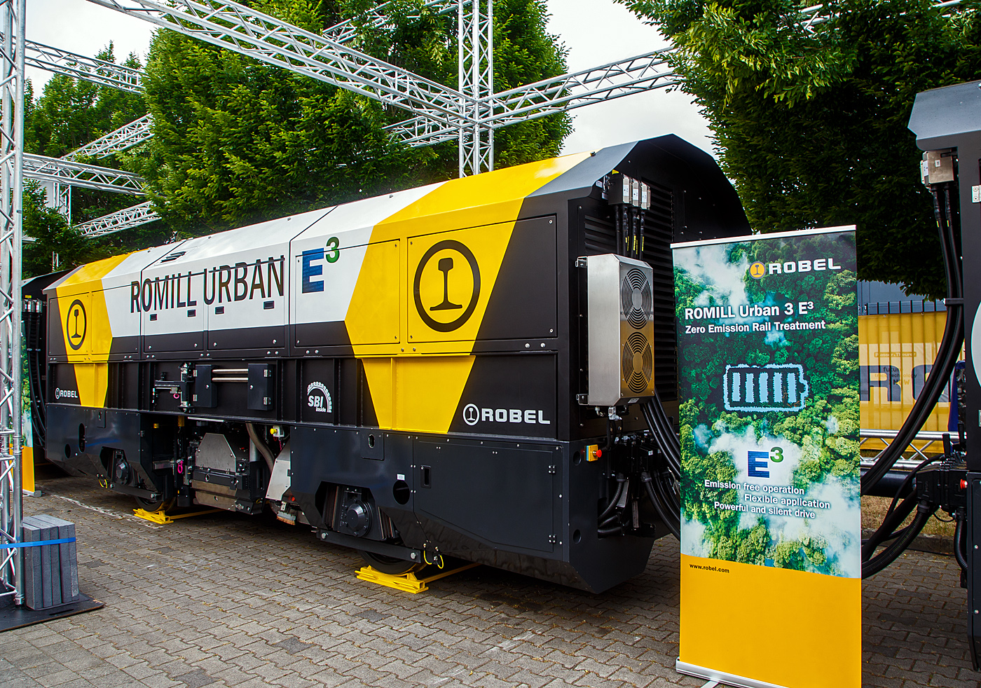 Die Robel Bahnbaumaschinen GmbH (Robel) prsentiert auf der 28. Internationale Ausstellung Fahrwegtechnik 2022 (iaf) in Mnster (hier am 31.05.2022) das dreiteilige Schienenbearbeitungssystem ROMILL Urban 3 E fr die Plasser American Corporation (PAC) mit Sitz in Chesapeake, Virginia. Die Lieferung soll im Sommer 2022 erfolgen. Das Schienenbearbeitungssystem ROMILL Urban E ist ein gemeinsames Projekt von Robel, Schweerbau International GmbH & Co.KG (SBI) und Vogel & Pltscher GmbH & Co.KG, es ist die weltweit erste Hybrid-Frsmaschine von Robel.

Hier das mittlere 2. Wagenteil (Segment) mit der Bearbeitung-/ Frstechnik.
