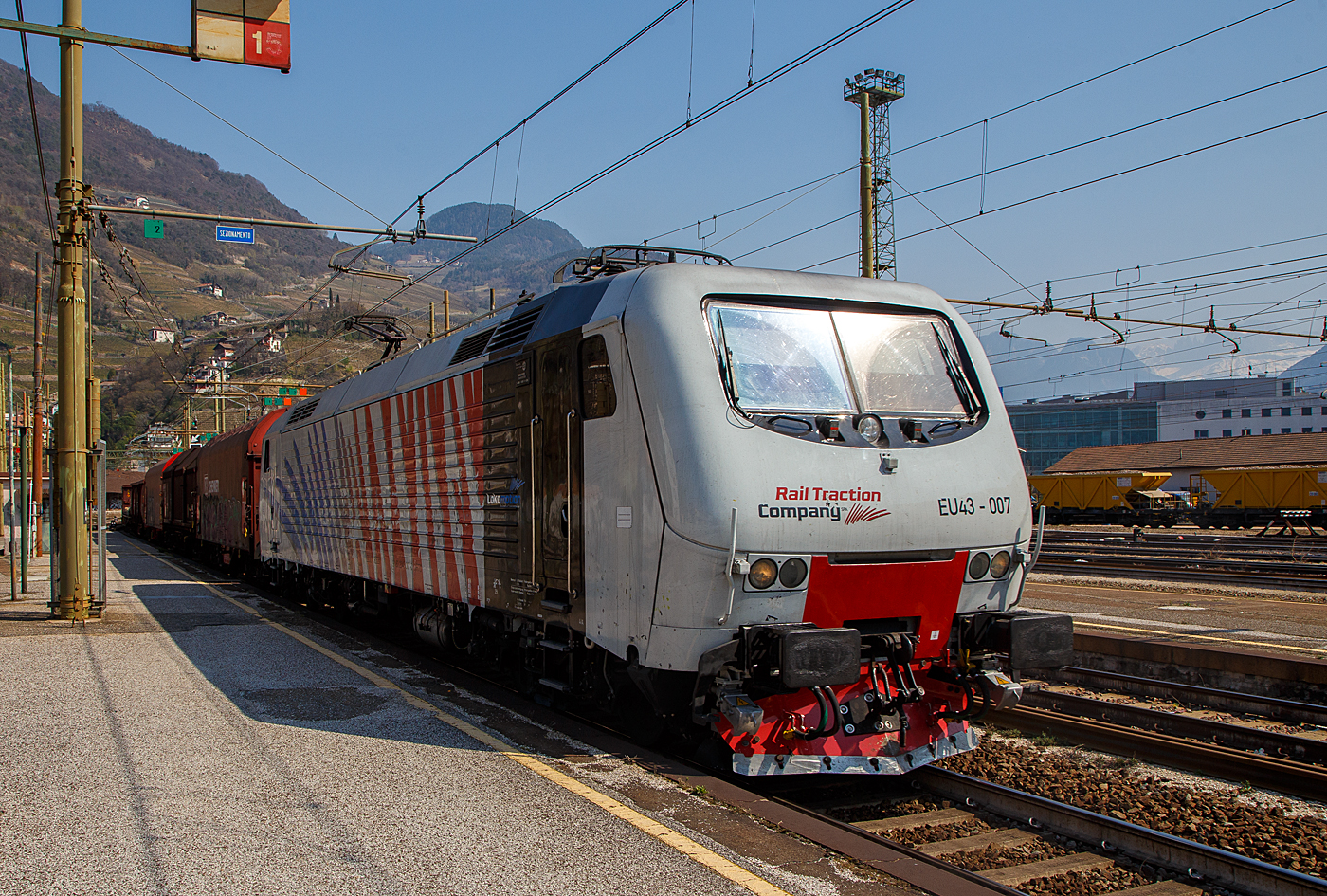 Die RTC - Rail Traction Company EU43 - 007 (91 83 2043 007-0 I-RTC) fährt am 26 März 2022, mit einem gemischten Güterzug, durch den Bahnhof Bozen (Bolzano) in Richtung Verona.

Die Lok vom Typ Adtranz 112E wurde 2001 von Bombardier (ex Adtranz-Pafawag) in Wrocław (Breslau), unter Fabriknummer 112E 07 gebaut. Sie, wie weitere 7 Loks, waren eigentlich für die Lieferung an die polnische PKP - Polskie Koleje Państwowe (als PKP EU43) vorgesehen, der Verkauf scheitere aus finanziellen Gründen seitens der PKP. Die 8 polnischen Loks wurden dann an die italienische Privatbahngesellschaft RTC (Rail Traction Company) verkauft, die polnische Bezeichnung EU43 wurde später an Lokomotiven der TRAXX-Variante MS2 vergeben.