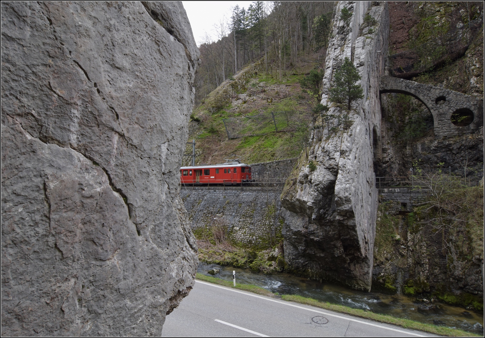 Die RVT-Fahrt zum Feldschlösschen.

ABDe 2/4 102 der RVT historique auf dem Weg durch die Klus nach Delémont. April 2023. 