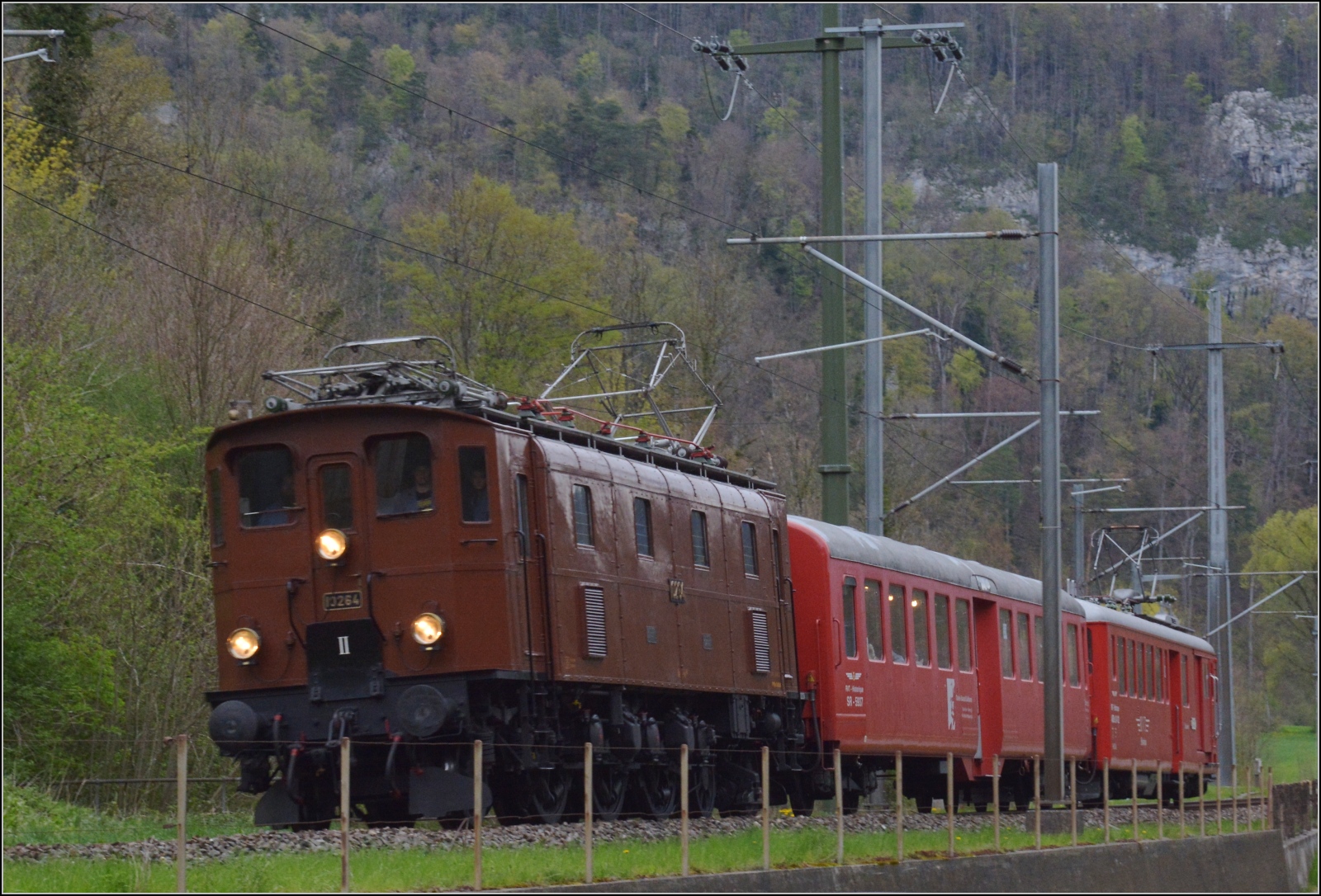 Die RVT-Fahrt zum Feldschlösschen.

Ae 3/6 III 10264 mit dem RVT-Zug bei Bellerive. April 2023.