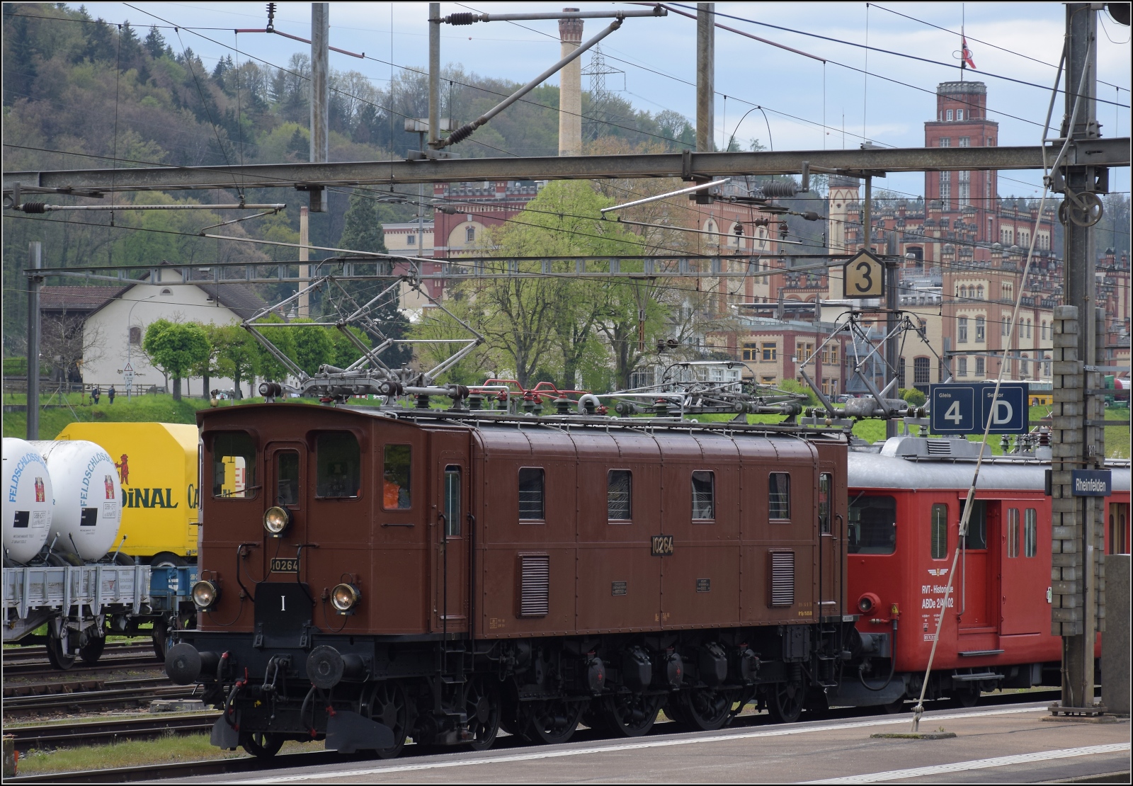 Die RVT-Fahrt zum Feldschlösschen.

Ae 3/6 III 10264 mit dem RVT-Zug in Rheinfelden mit dem Exkursionsziel im Hintergrund. April 2023.