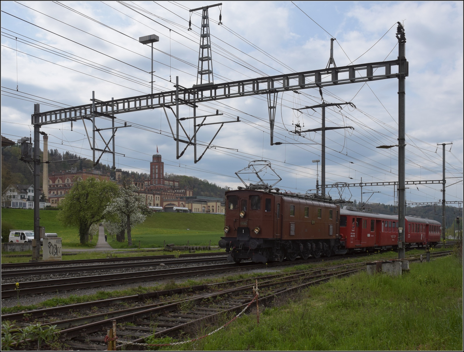Die RVT-Fahrt zum Feldschlösschen.

Ae 3/6 III 10264 mit dem RVT-Zug erreicht Rheinfelden. April 2023.