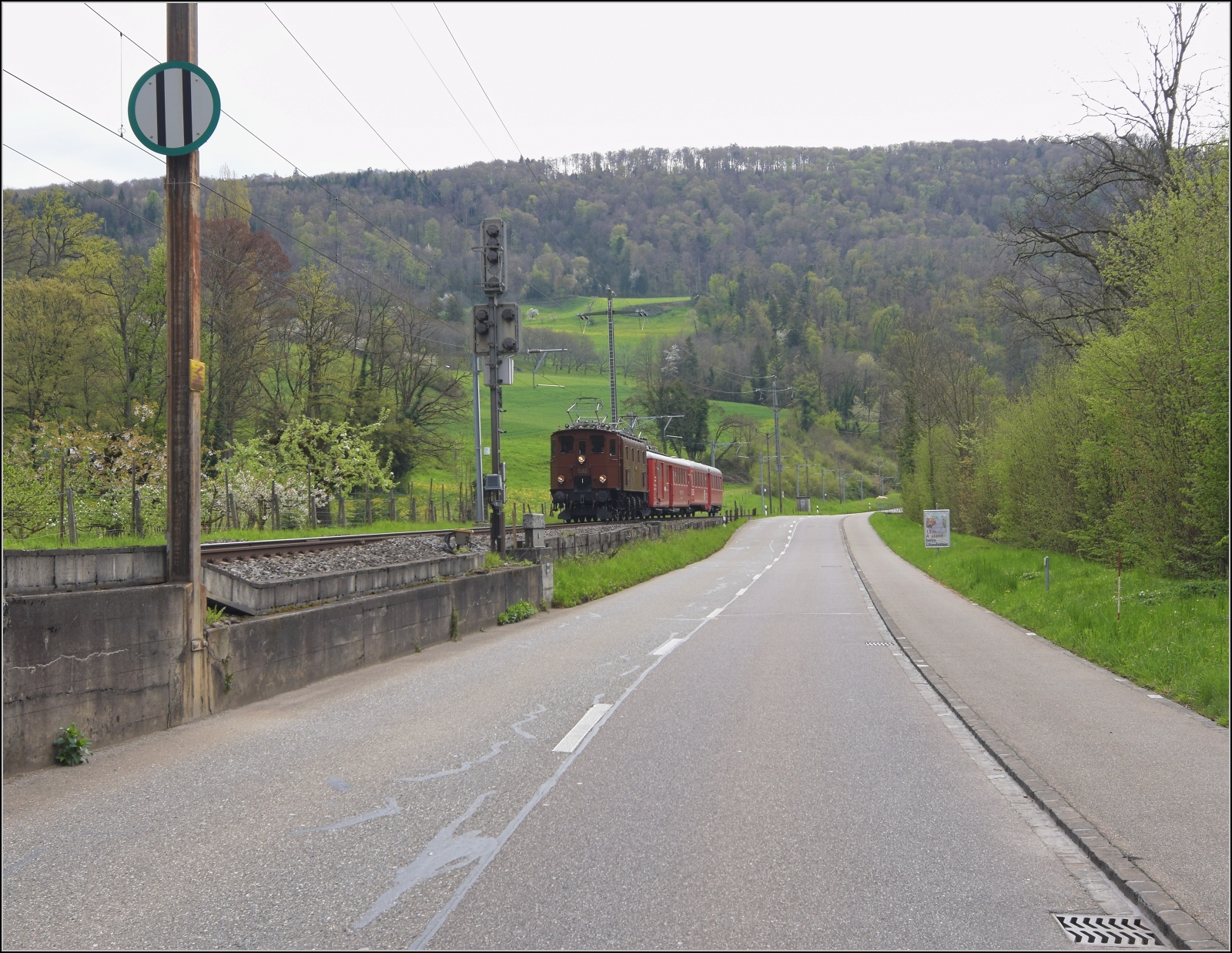 Die RVT-Fahrt zum Feldschlösschen.

Ae 3/6 III 10264 mit dem RVT-Zug beim Schloss Angenstein. April 2023. 