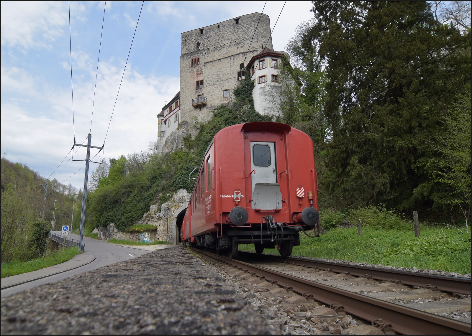 Die RVT-Fahrt zum Feldschlösschen.

Dem RVT-Zug verschwindet gerade im Tunnel unter dem Schloss Angenstein. April 2023. 