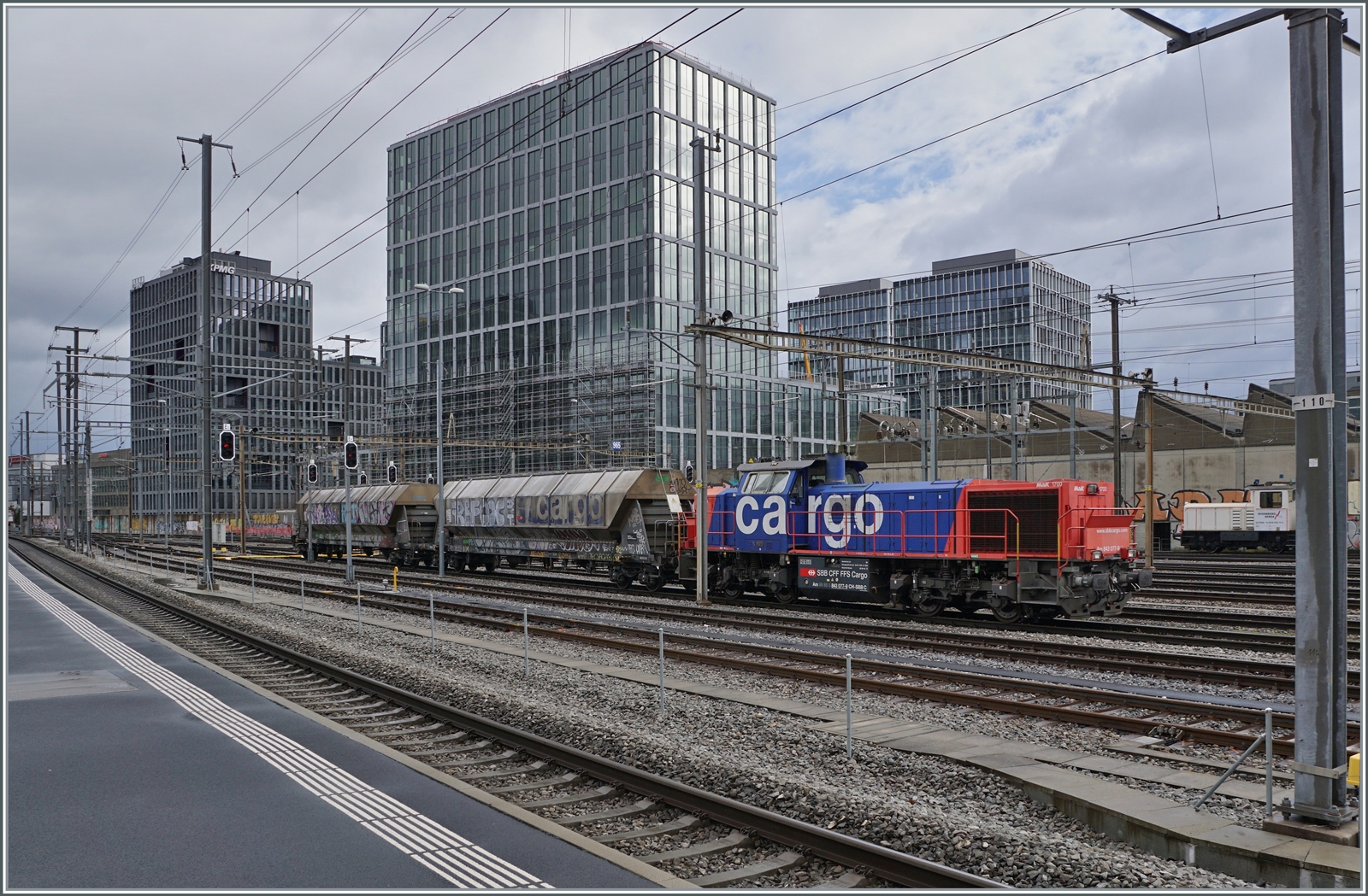 Die SBB Am 843 077-9 rangiert in Genève La Praille Getreidewagen. Vom Bahnhof Lancy Pont Rouge hat man einen sehr schönen Blick auf den Rangierbahnhof, auch wenn dort all zuviel Verkehr zu beobachten ist.

10. März 2023