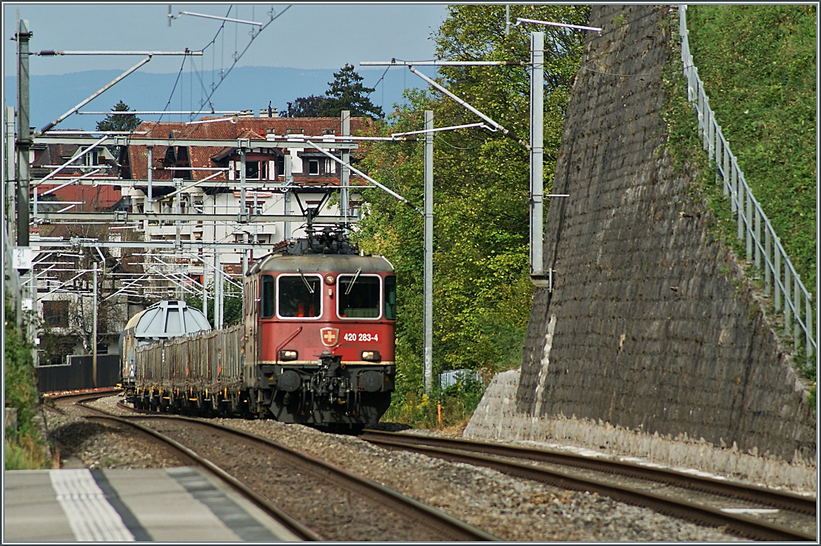 Die SBB Cargo Re 420 283-4 mit automatischer Kupplung ist mit einem Güterzug in Richtung Wallis bei Burier unterwegs. 
(Aufnahme mit einer bereits 14 jährigen Digitalkamera/Tele, was die etwas weniger zeitgemäße Bildqualität erklärt)

7. September 2022