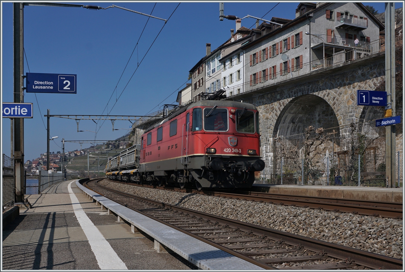 Die SBB Re 4/4 II 11349 (Re 420 349-3) mit einen Güterzug in St-Saphorin. 

25. März 2022