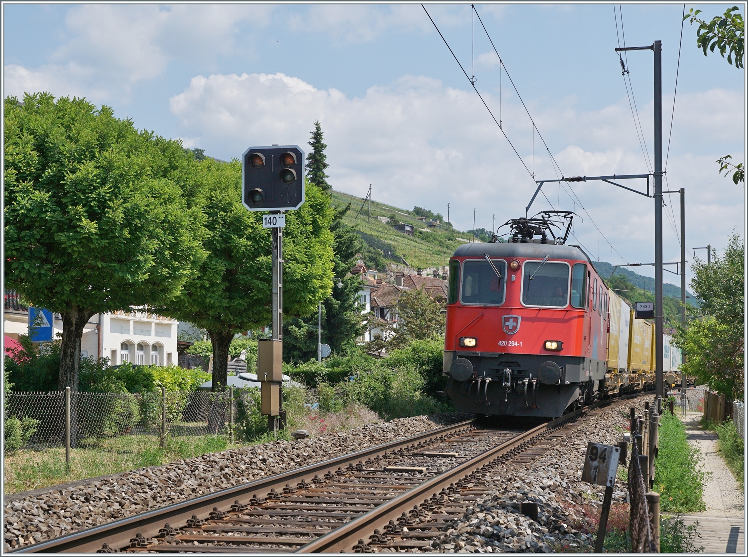 Die SBB Re 4/4 II 11294 (Re 420 294-1)  Zirkus Knie  ist mit einem Güterzug bei Ligerz in Richtung Neuchâtel unterwegs. 

5. Juni 2023