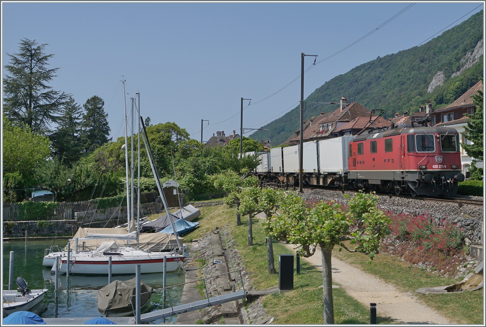 Die SBB Re 4/4 II 11271 (Re 420 271-9) ist bei Ligerz mit einem Güterzug unterwegs.

5. Juni 2023