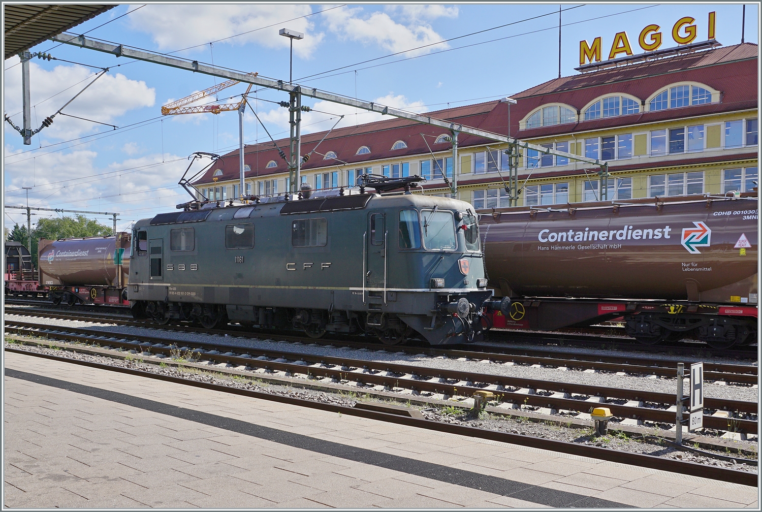 Die SBB Re 4/4 II hat den IC Zürich - Stuttgart nach Singen gebracht und wartet nun auf den Gegenzug. 

19. Sept. 2022