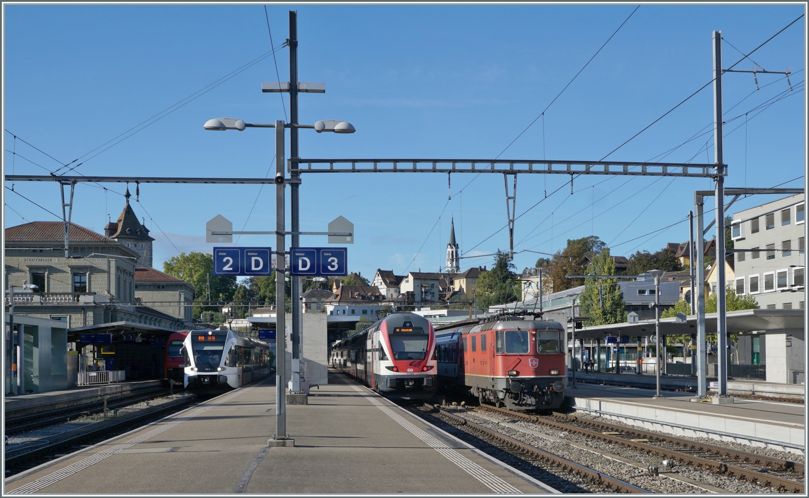 Die SBB Re 4/4 II 11130 ist von Zürich HB kommend mit ihrem IC 4 nach Stuttgart in Schaffhausen angekommen und wird in Kürze nach Singen weiterfahren. 
Im Bild zu sehen sind zusätzlich ein SBB RABe 511 und ein Thurbo GTW RABe 526. 

19. Sept. 2022

