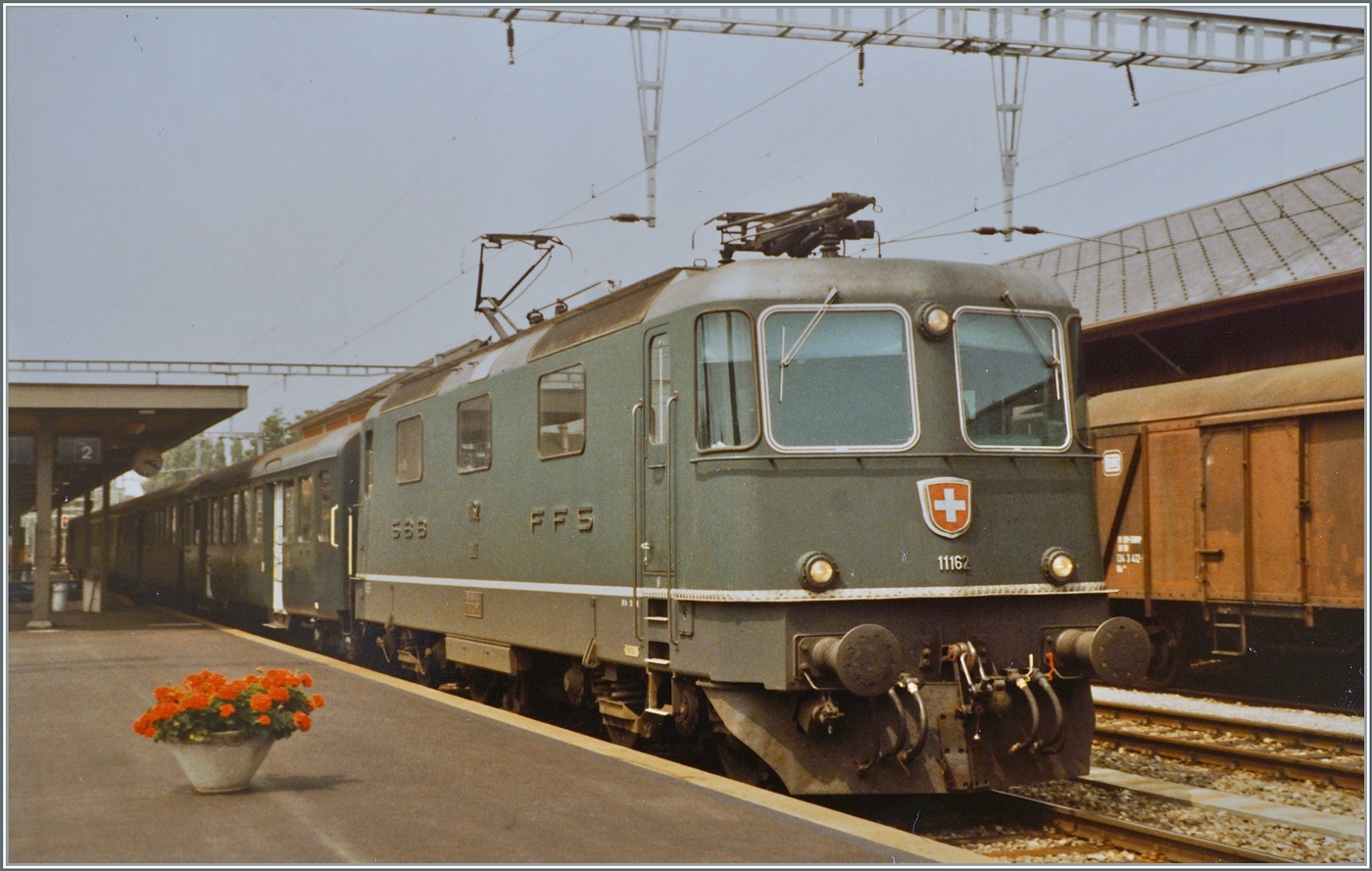 Die SBB Re 4/4 II 11162 hält mit ihrem Regionalzug nach Arth Goldau in Wohlen kurz an. Neben der Lok sind natürlich besonders die damals im Regionalzugverkehr eingesetzten Wagen von Interesse und, ganz selbstverständlich steht am Güterschuppen ein gedeckte Güterwagen zum verladen von Stückgüter, dank RIV EUROP konnten damals alle Wagen der teilnehmenden Bahnen freizügig verwendet werden. 

25. Juli 1984