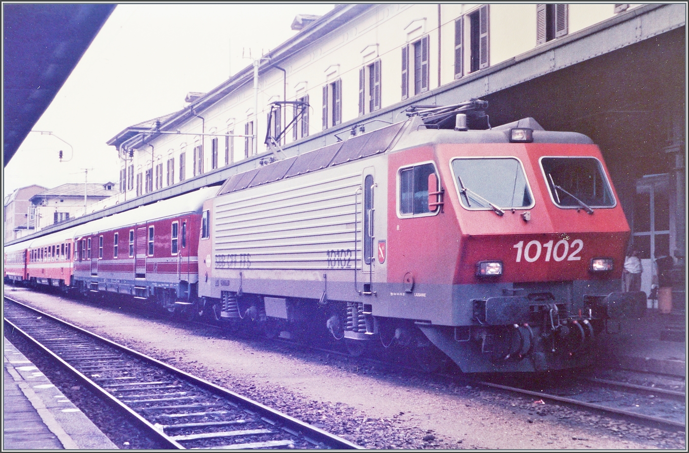Die SBB Re 4/4 IV 10102  Luino  wartet mit IC nach Gen�ve in Domodossla auf die Abfahrt. 

Analogbild vom Mai 1985
