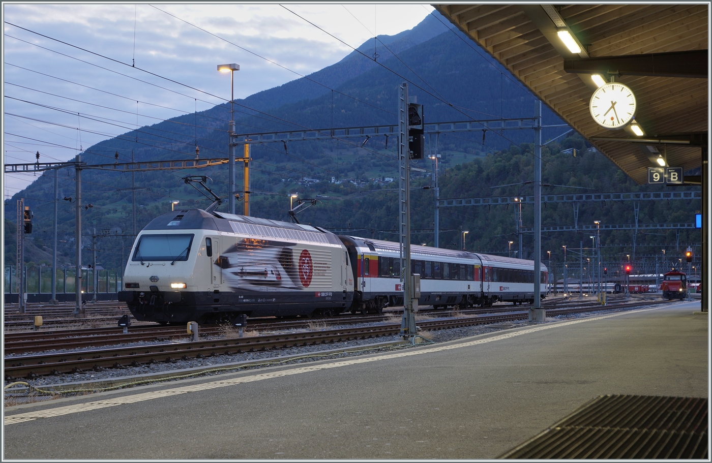 Die SBB Re 460 019 in der  175 Schweizer Bahnen -Beklebung in Brig. 

11. Okt. 2022