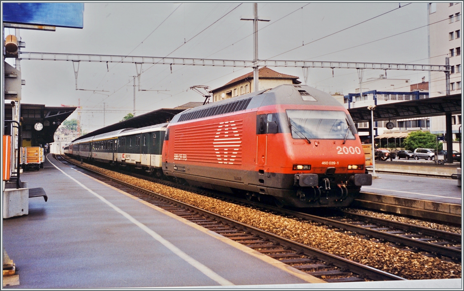 Die SBB Re 460 039-1 fährt mit eine IC durch den Bahnhof von Aarau. 

Analogbild vom Mai 1999