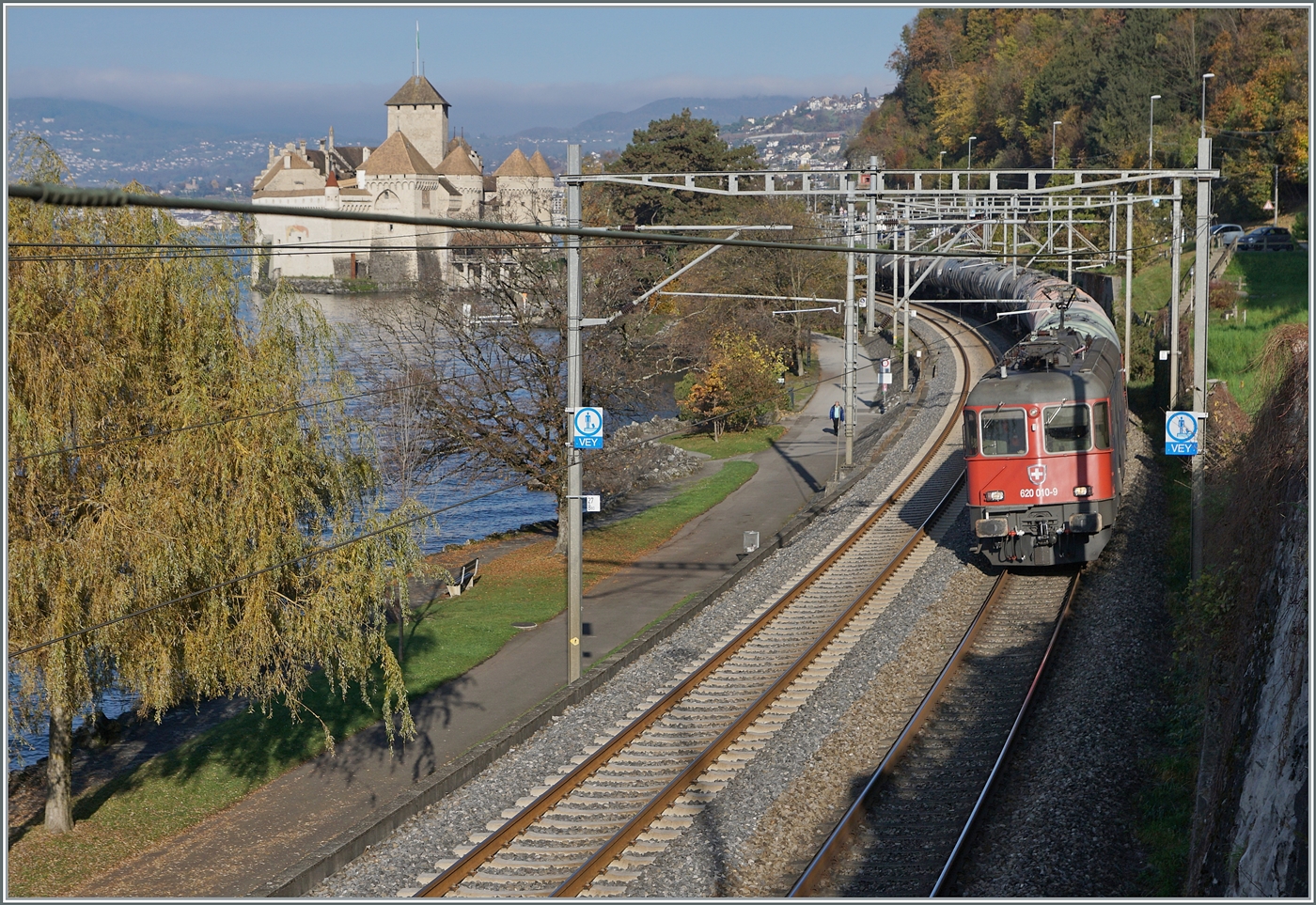 Die SBB Re 6/6 11610 (Re 620 010-9)  Spreitenbach  ist mit ein Oelzug beim Château de Chillon auf dem Weg nach St-Triphon. 

14. Nov. 2024