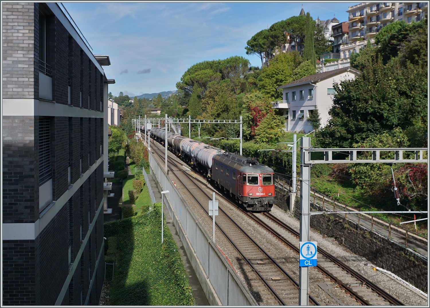 Die SBB Re 6/6 11622 (Re 620 022-4)  Suhr  ist mit einem Güterzug in Richutng Wallis bei Montreux unterwegs. 

3. Okt. 2022