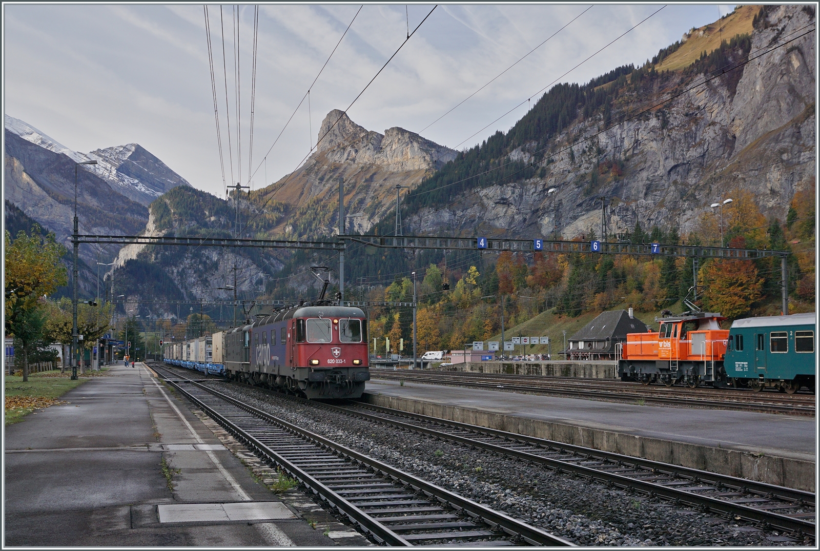 Die SBB Re 6/6 11633 (Re 620 033-1)   Muri AG  auf der Durchfahrt in Kandersteg; weit interessanter ist der Anhang: die grüne SBB Re 4/4 II 11335 und die scheinbar neue Container-Tragwagen. 

11. Okt. 2022