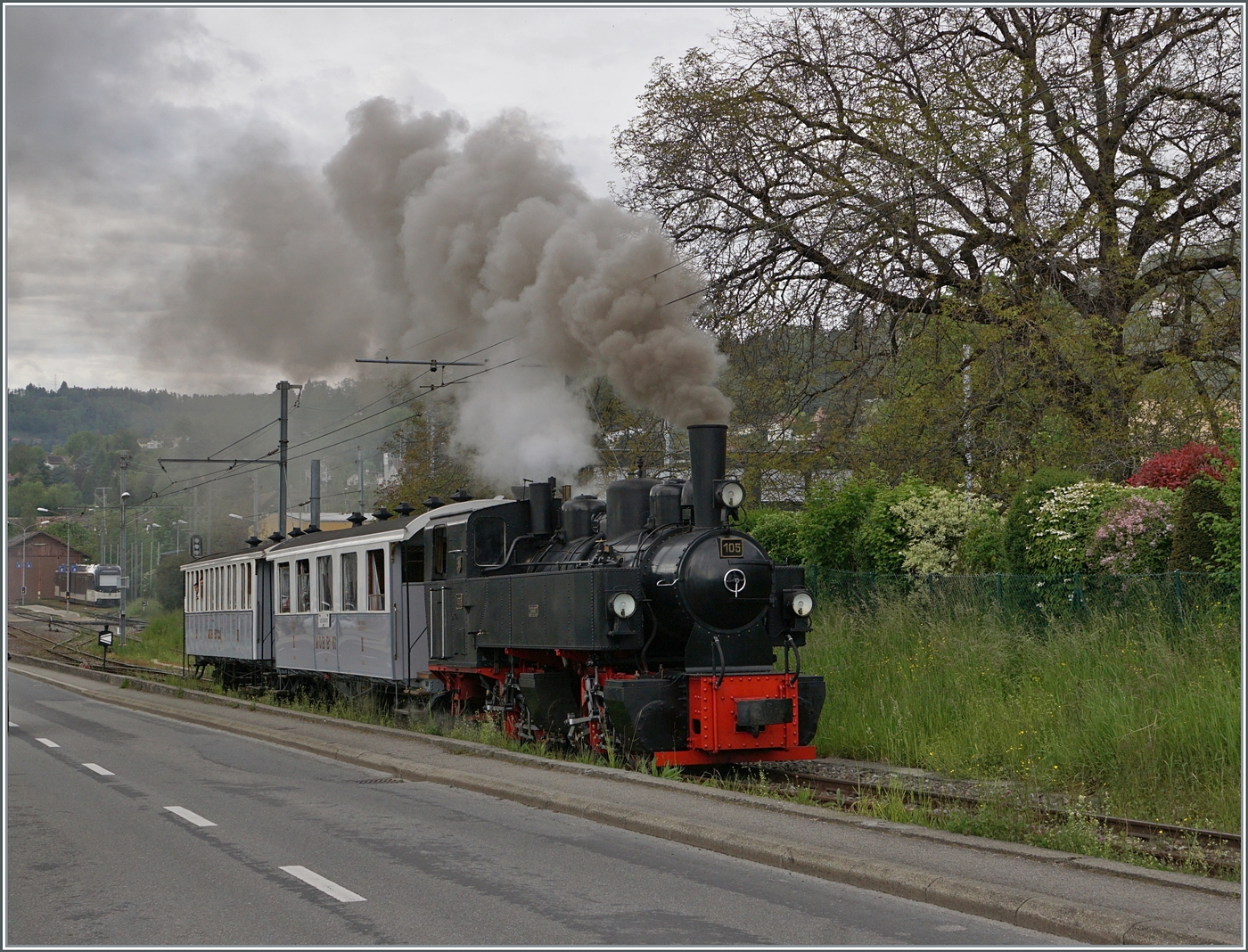 Die SEG G 2x 2/2 105 der Blonay Chamby Bahn verlässt kräftig rauchend mit ihrem Dampfzug Blonay in Richtung Chamby. 

5. Mai 2024