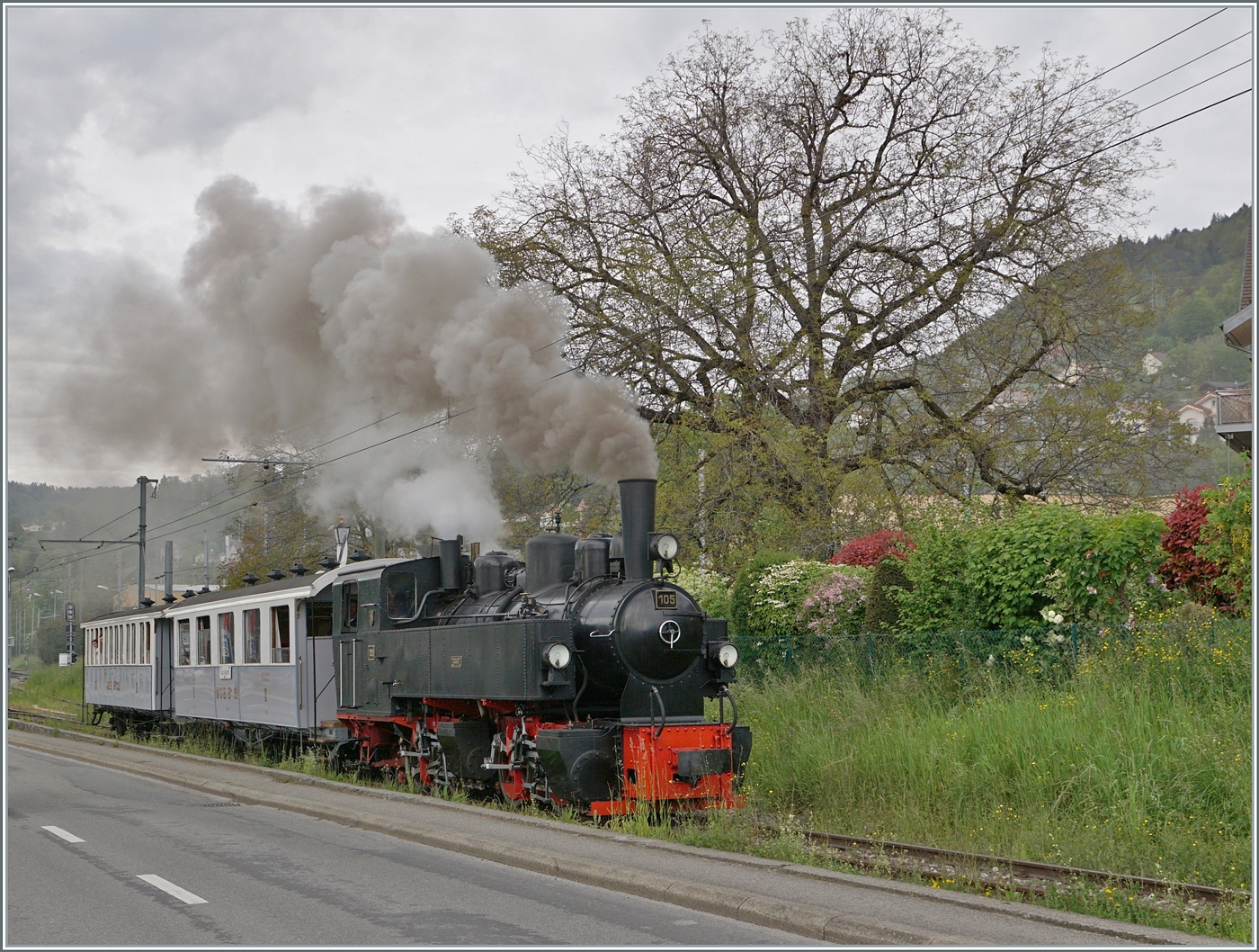 Die SEG G 2x 2/2 105 verlässt mit ihrem Zug Blonay in Richtung Chamby

5. Mai 2024