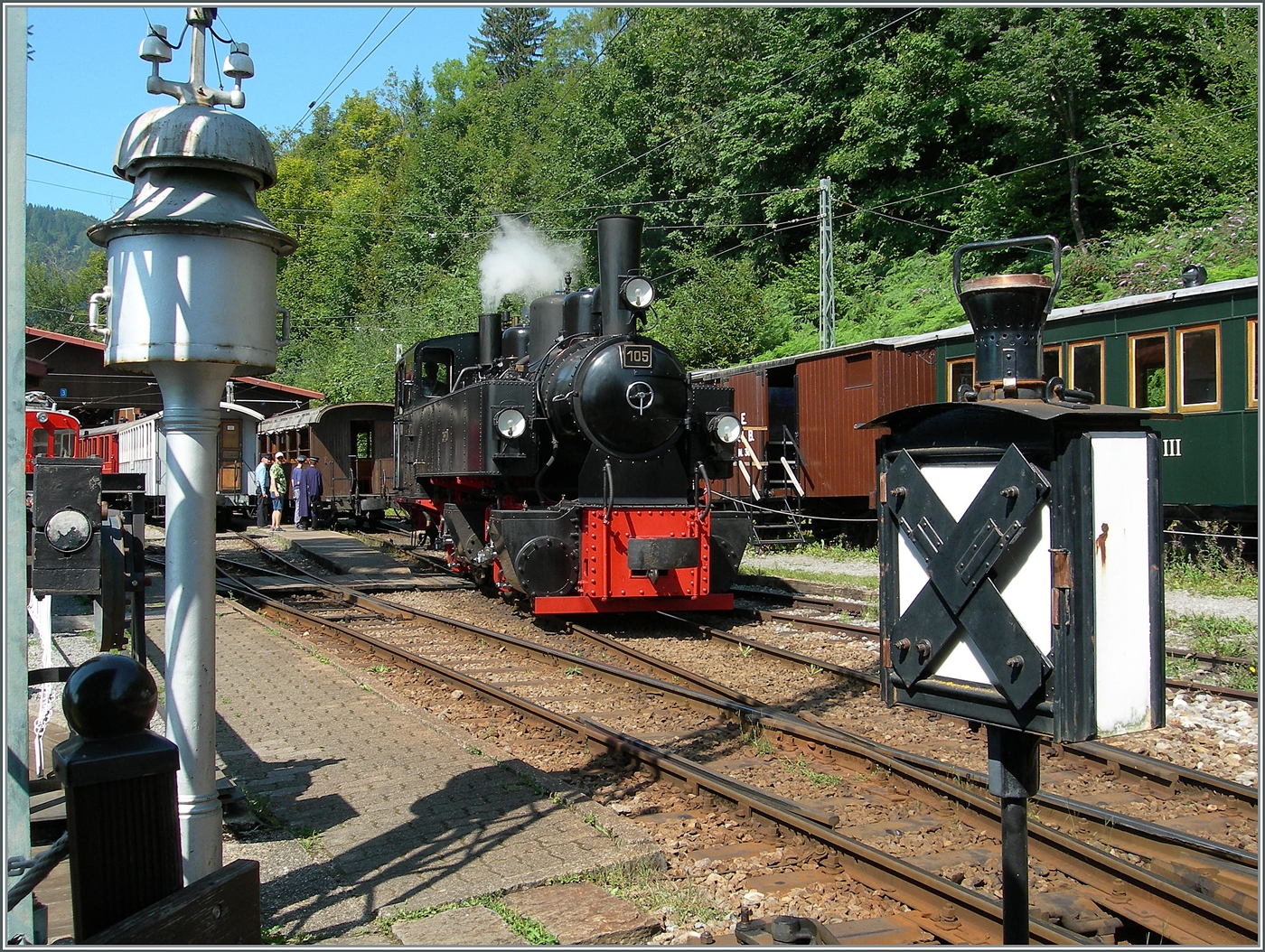 Die SEG G 2x 2/2 105 der Blonay Chamby Bahn ist in Chaulin angekommen und wird gleich abgekuppelt, um in der Lokwartung mit neuen Vorräten ergänzt zu werden. 

10. Aug. 2025
