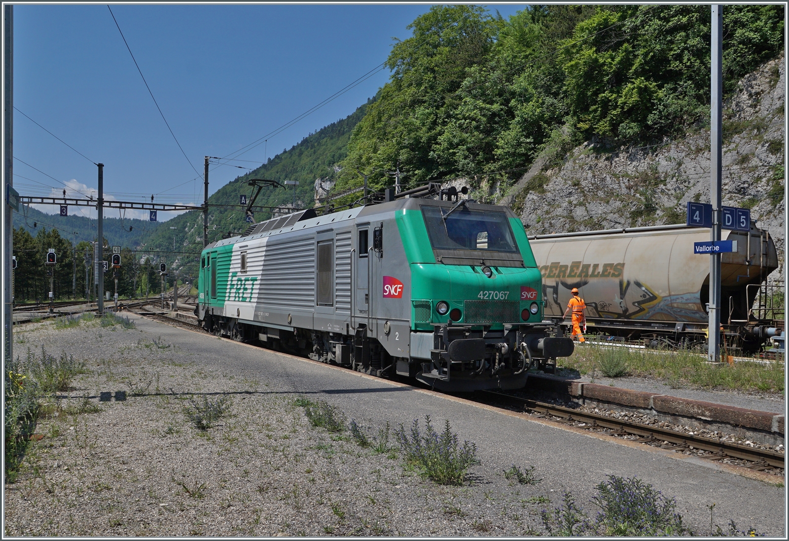 Die SNCF 27067, welche den Gegenzug (im Hintergrund) nachgeschoben hat, manöveriert sich an den Güterzug in Vallorbe.

16. Juni 2022