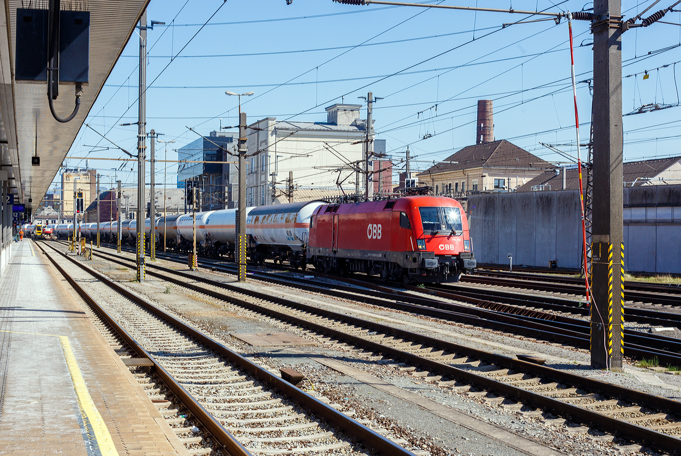 Die Taurus II - ÖBB 1116 060 (91 81 1116 060-5 A-ÖBB) der ÖBB-Produktion GmbH fährt am 04 April 2025 mit einem Druckgas-Kesselwagenzug durch den Hauptbahnhof Linz/Donau (A) in Richtung Wels. Im Hintergrund der Taurus II befindet sich übrigens auch die Geburtsstätte dieser Lok, das TS Werk Linz. 

Die Taurus II, eine elektrische Universallokomotive vom Typ SIEMENS ES64U2, wurde 2002 von Siemens im TS Werk Linz unter der Fabriknummer 20489 gebaut und an die ÖBB (Österreichische Bundesbahnen) geliefert. Sie hat die Zulassungen für Österreich, Deutschland und Ungarn, sowie eingeschränkt CH und CZ. 

Die ES 64 U2 wurde ursprünglich als Universallok für die Österreichischen Bundesbahnen (ÖBB) entwickelt und wird dort als Baureihe 1016 (reine 15-kV-Version) und 1116 (2-System-Version mit 15 kV und 25 kV für internationalen Verkehr) geführt. Die Zweisystembauart für 15 kV- und 25 kV-Bahnstromsysteme ist traktions- und sicherungstechnisch für Deutschland, Österreich und Ungarn ausgerüstet und zugelassen, seit Mai 2002 ist zudem ihr Einsatz teilweise in der Schweiz erlaubt. Durch die vorhandene Technik ist sie ebenso für die Wechselstromstrecken in Tschechien und der Slowakei geeignet. Die Maschinen der Serie ES 64 U2 sind wendezugfähig ausgeführt und ab Werk mit zwei Einholm-Stromabnehmern ausgerüstet. Ausnahme sind die Railjet-Loks 1116.201 bis 1116.223, welche mit den in die Schweiz verbundenen Fahrten, einen dritten (schmaler) Stromabnehmer haben. Der Antrieb der Lok erfolgt über einen speziell für sie entwickelten Hohlwellen-Antrieb mit Bremswelle (HAB).

Die Lok der Reihe 1016 und 1116 sind auch oft hörbar zuerkennen: Beim Aufschalten aus dem Leerlauf ist ein Geräusch zu vernehmen, das an das Durchspielen einer Tonleiter auf einem Tenorsaxophon erinnert. Es entsteht in den Drehstrommotoren durch die Ansteuerung der Stromrichter. Das hörbare Geräusch ist dabei die doppelte Taktfrequenz der Pulswechselrichter, welche stufenweise angehoben wird.

Die Frequenz ändert sich dabei in Ganz- und Halbtonschritten über zwei Oktaven von d bis d  im Tonvorrat der Stammtöne.

TECHNISCHE DATEN:
Spurweite: 1.435 mm (Normalspur)
Achsformel: Bo’Bo’
Länge über Puffer: 19.280 mm
Höhe: 4.375 mm
Breite: 3.000 mm
Drehzapfenabstand: 9.900 mm
Achsabstand in Drehgestell: 3.000 mm
Raddurchmesser: 1.150 mm (neu) / 1.070 mm (abgenutzt)
Kleinster bef. Halbmesser: 100 m (bei 10 km/h) /120 m (bei 30 km/h)
Dienstgewicht: 88 t
Max. Achslast: 22 t
Höchstgeschwindigkeit: 230 km/h
Dauerleistung: 6.400 kW
Max. Leistung (Booster für 5 min): 7.000 kW (nur bei 85–200 km/h nützlich)
Anfahrzugkraft: 300 kN
Dauerzugkraft: 250 kN (bis 92 km/h)
Motorentyp: 1 TB 2824-0GC02
Stromsystem: 15 kV, 16,7 Hz und 25 kV, 50 Hz
Anzahl der Fahrmotoren: 4
Antrieb: Kardan-Gummiringfederantrieb
Antrieb: GTO Stromrichter und Hohlwellen-Drehstrom Fahrmotoren 
Dynamisches Bremssystem: Elektrodynamische Hochleistungs-Rückspeisebremse 
Nenn- / Höchstleistung der dynamischen Bremse: 6.400 kW / 7.000 kW (mit Booster) 
Max. Bremskraft der dynamischen Bremse: 240 kN
