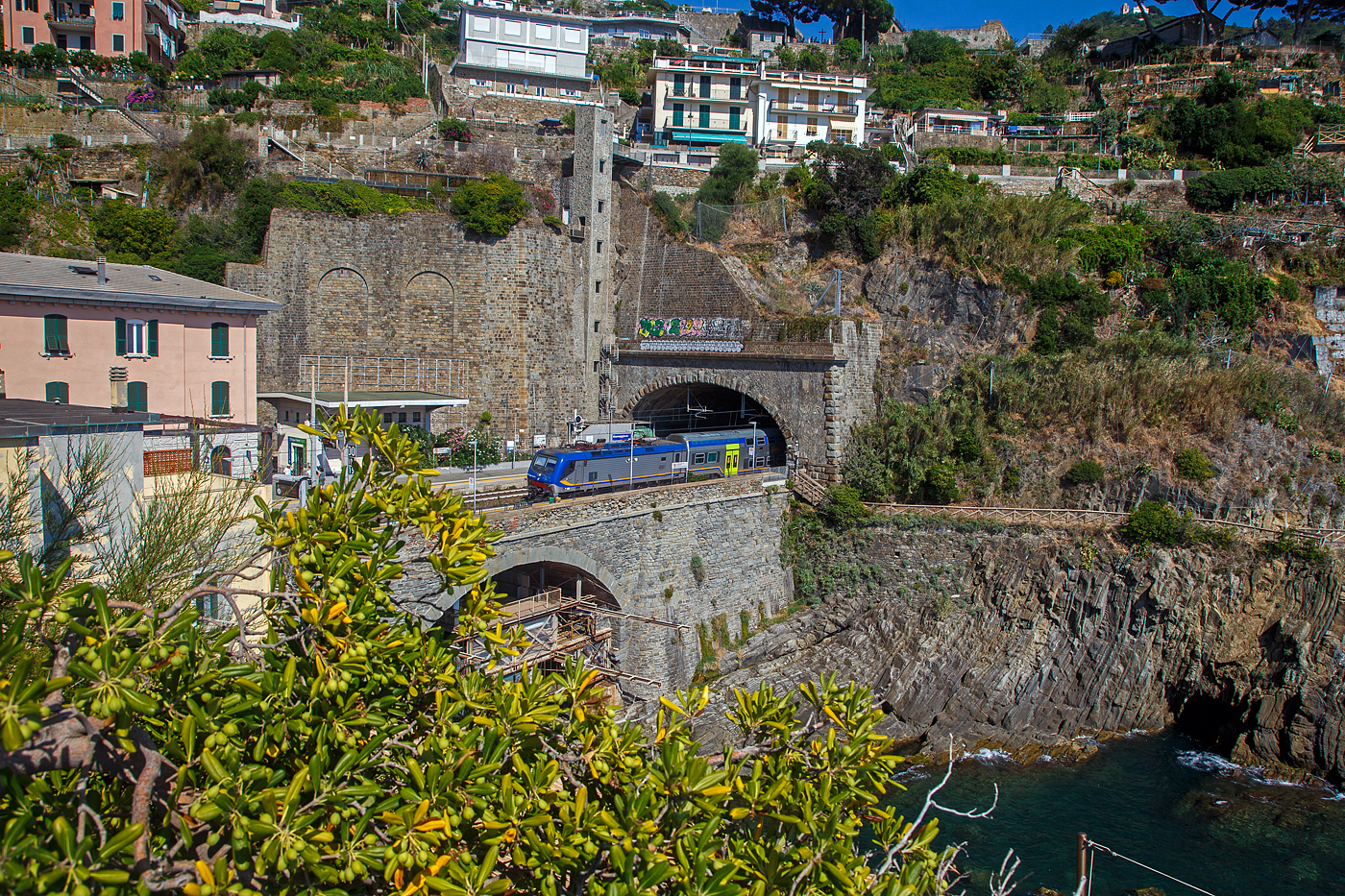 Die Trenitalia E.464.541 erreicht mit dem Cinque Terre Express (Regionale La Spezia Centrale – Levanto) am 21.07.2022 den Bahnhof Riomaggiore (Cinque Terre).