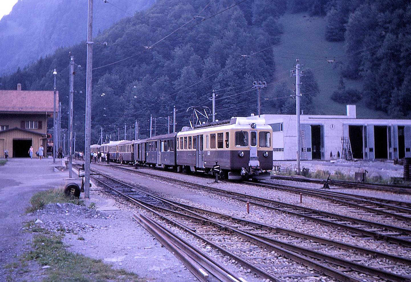 Die Triebwagen der Berner Oberland Bahn BOB ABeh4/4 I 304-310: Triebwagen 307 in Zweil�tschinen mit einem durchlaufenden Br�nig-Wagen Luzern - Berner Oberland. 30.August 1969 