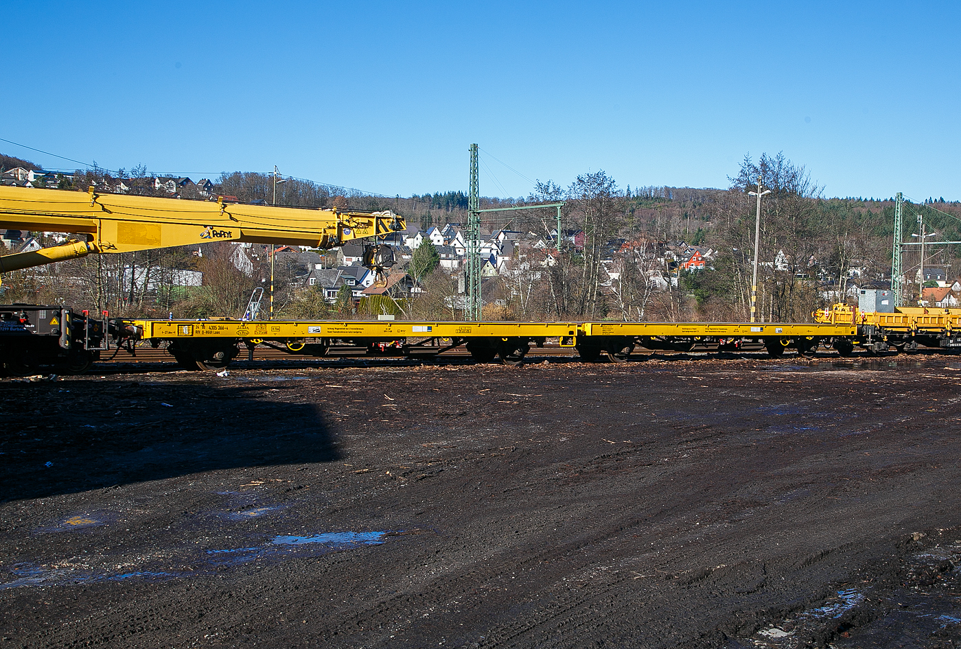 Die vierachsige Flachwageneinheit 24 80 4305 366-4 D-HGUI (ex 24 80 4305 366-5 D-TWA), der Gattung Laas, der Hering Bahnbau GmbH (Burbach) steht am 08.02.2023 beim Kleinbahnhof der WEBA in Scheuerfeld (Sieg). Der Wagen ist als Schutzwagen dem 125t - KIROW Gleisbauschienenkran KRC 810 T „Popeye“  D-HGUI 99 80 9419 010-0 zugeordnet. 

TECHNISCHE DATEN (laut Anschiften):
Spurweite: 1.435 mm
Länge über Puffer: 27.000 mm
Achsabstände: 9.000 / 2.140 / 9.000 mm (= 20.140 mm)
Ladelänge: 2 x 12.600 mm
Ladefläche: 2 x 39 m²
Höchstgeschwindigkeit: beladen 100 km/h / leer 120 km/h
Eigengewicht: 23.400 kg
Maximale Ladegewicht: 55,6 t (ab Streckenklasse C)
Kleinster bef. Gleisbogenradius: 75 m
Bremse: KE-GP (LL)
Bremssohle: IP 116
Feststellbremse: 2 x
Intern. Verwendungsfähigkeit: RIV