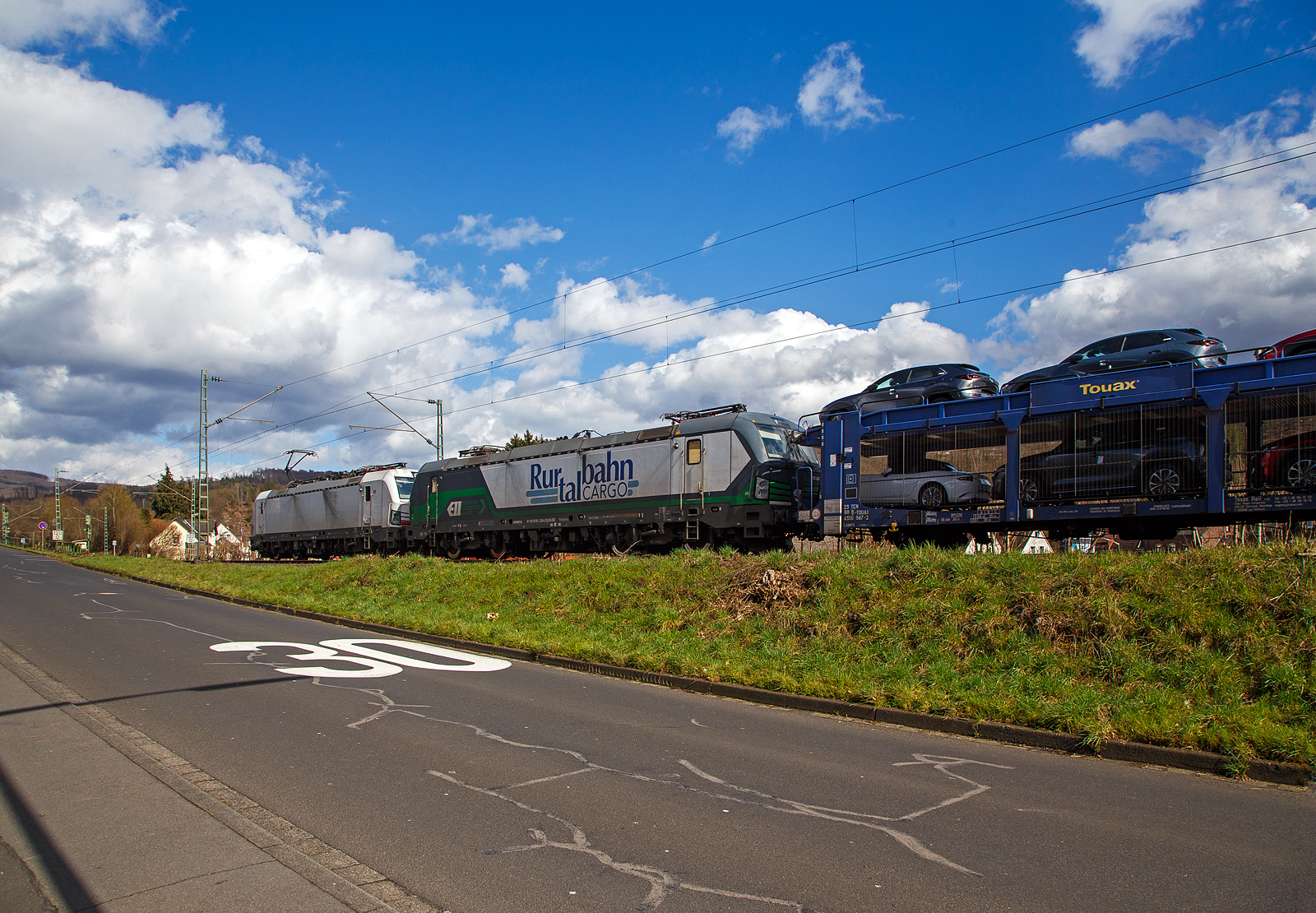 Die weiße SIEMENS Vectron MS 193 598-0 (91 80 6193 598-0 D-ELOC) fährt am 24.03.2023, mit der kalten SIEMENS Vectron AC 193 229-2 (91 80 6193 229-2 D-ELOC) und einem beladenen Autotransportzug, durch Kirchen (Sieg) in Richtung Siegen.

Beide SIEMENS Vectron sind Loks der ELL - European Locomotive Leasing (Wien) und an die RTB CARGO GmbH vermietet. Die Vectron MS 193 598-0 wurde 2020 unter der Fabriknummer 22868 und die Vectron AC 193 229-2 wurde 2015 unter der Fabriknummer 21963 jeweils von Siemens Mobilitiy in München-Allach gebaut.