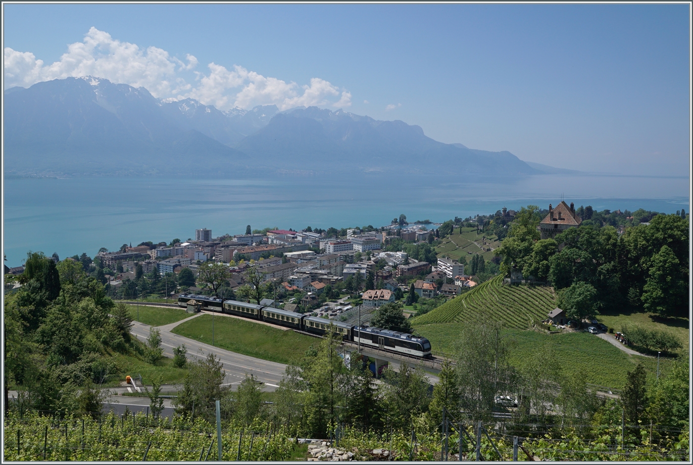 Die Zeiten besserte sich langsam und so verkehrte der MOB  Belle Epoque  Zug wieder mit drei Wagen. Der Zug ist von Montreux nach Zweisimmen unterwegs und überquert bei Châtelard VD die Autobahn. 

18. Mai 2020