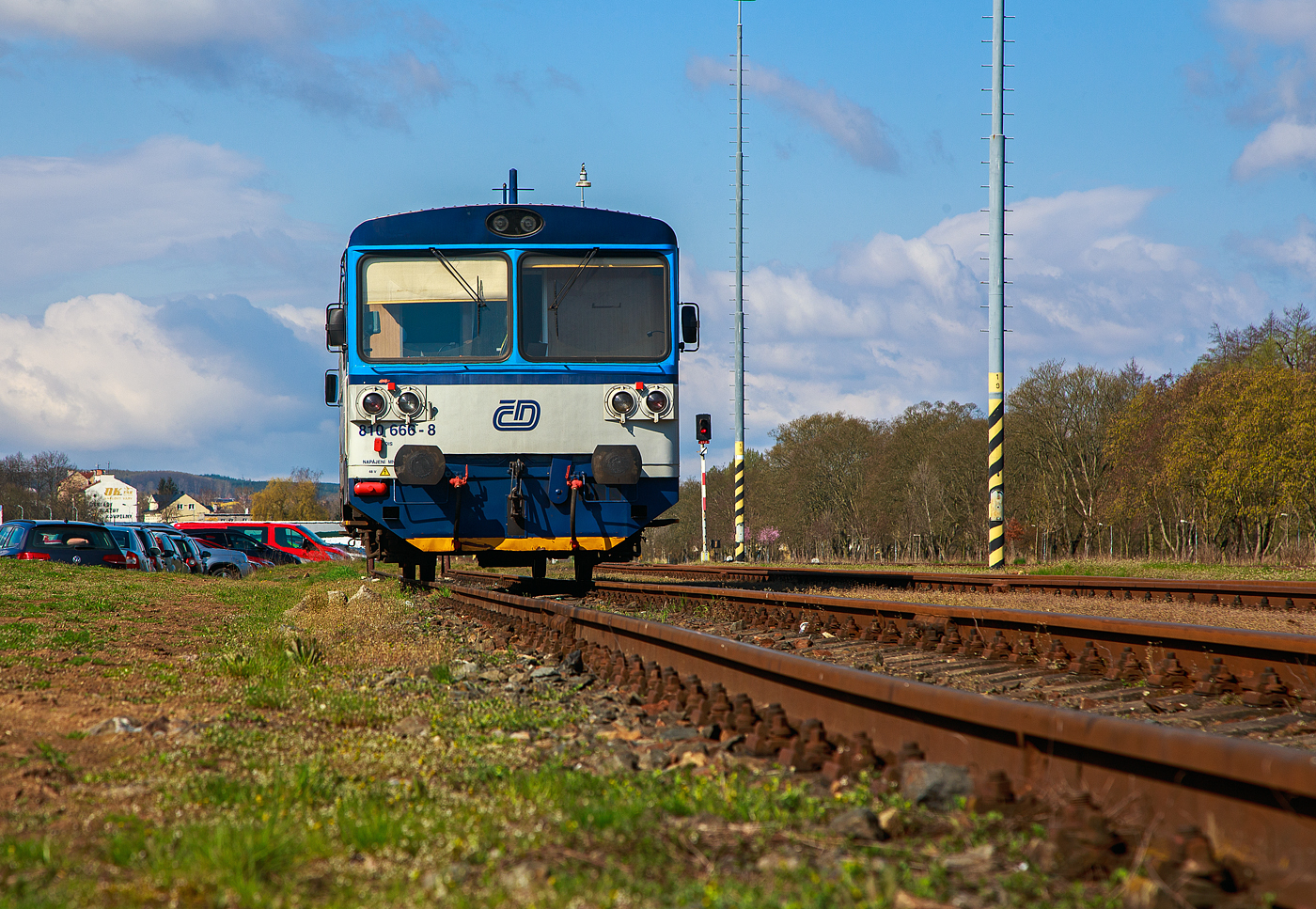 Die zur „RegioMouse“ modernisierte “Chcpk”  (Brotbchse) bzw. der zweiachsige Dieseltriebwagen ČD 810 666-8 (CZ-ČD 95 54 5 810 666-8), ex ČSD M 152.0566, ist am 19.04.2023 beim Bahnhof Karlovy Vary doln ndra (Karlsbad unterer Bahnhof) abgestellt.