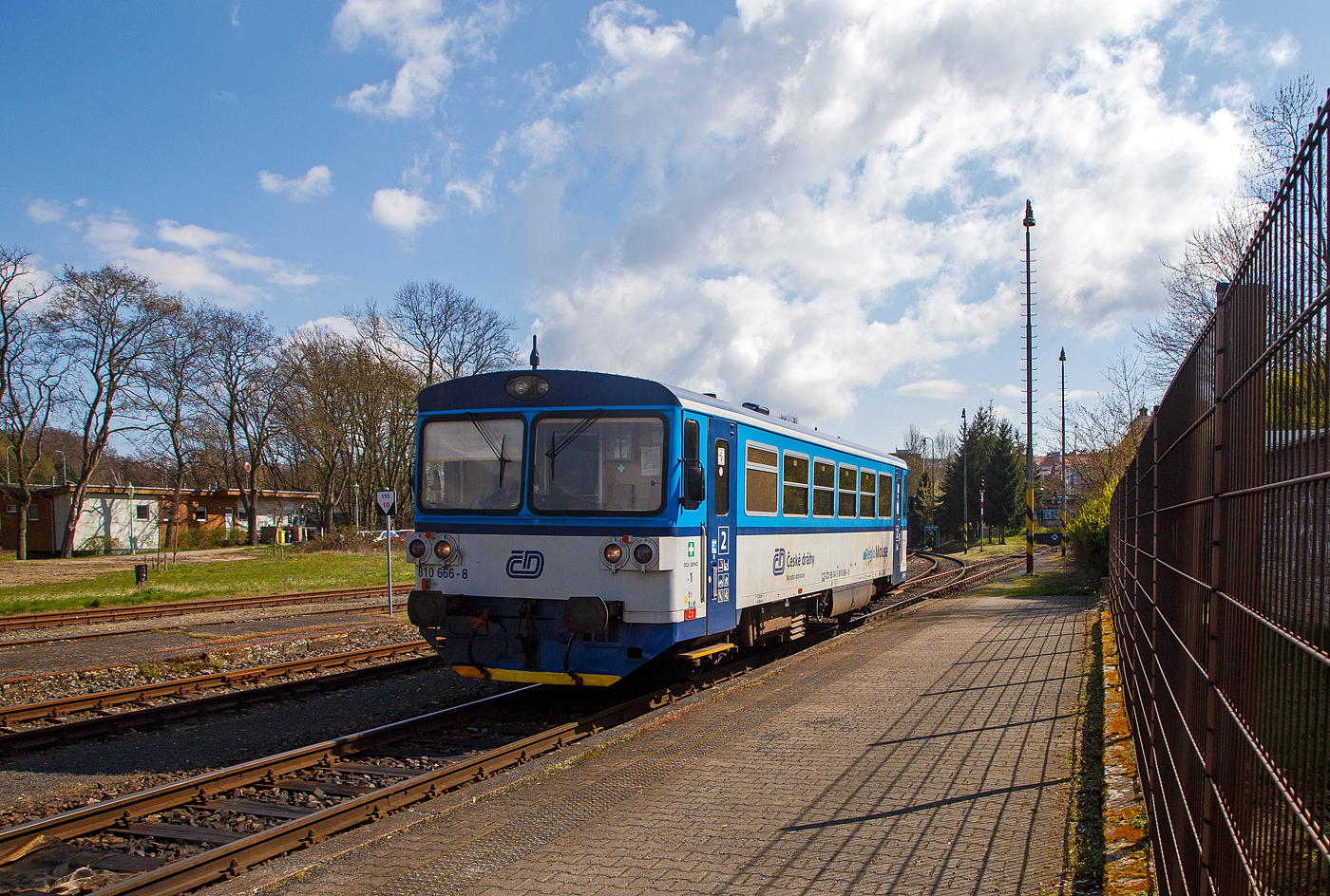 Die zur „RegioMouse“ modernisierte “Chcpk”  (Brotbchse) bzw. der zweiachsige Dieseltriebwagen ČD 810 666-8 (CZ-ČD 95 54 5 810 666-8), ex ČSD M 152.0566, erreicht am 19.04.2023 als Regionalbahn den Bahnhof Karlovy Vary doln ndra (Karlsbad unterer Bahnhof).

Der Dieseltriebwagen wurde 1982 von Vagnka Studnka unter der Fabriknummer  87866  fr die damalige ČSD Československ sttn drhy (Tschechoslowakischen Staatsbahnen als ČSD M 152.0666 gebaut. 