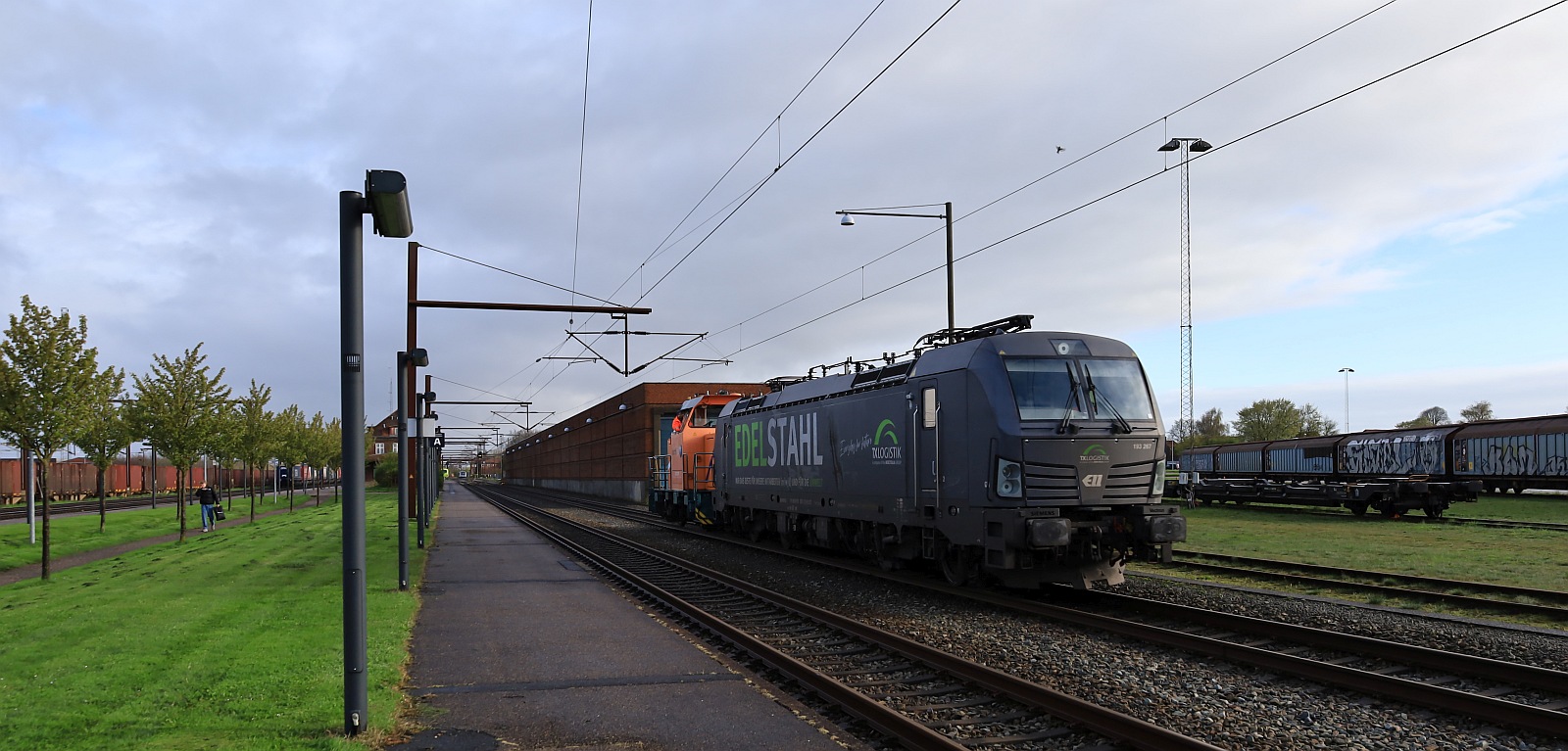 Die zwischenzeitlich mit einem Lauritzen KLV angekommene ELL/ELOC/TXL 193 267-2  EDELSTAHL , REV/MMAL/08.07.16 wurde von der ex MK 608 in die Abstellung rangiert. Pattburg/DK 19.04.2024